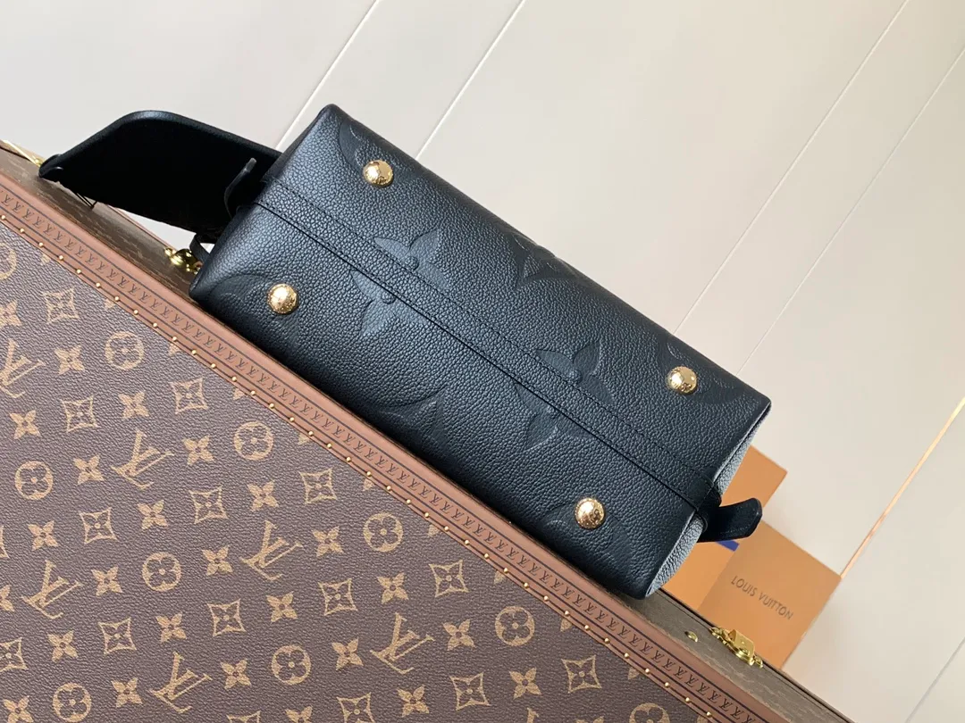 💰1180 (top layer leather) top original order, transcoding chip M14209 pink M46673 light blue M47180 apricot print M46288 black M46293 off-white M46277 apricot M11790 brown This small CarryAll handbag is made of Monogram Empreinte leather, showing the elegant style of the LV Milky Way series. The metal hardware and detachable name tag add to the sophisticated feel, and the interior pockets can safely store valuables. It can be carried by hand or by the shoulder strap to explore more carrying methods.  24 x 12 x 29.5 cm (H x W x L) Embossed grained cowhide Leather trim Textile lining Metal hardware Zip closure Internal slip pocket Internal zipper pocket Removable name tag Holds smartphone, 10" tablet, keys, Zippy wallet and headphones Shoulder strap: removable, adjustable Half-length strap: 32.0 cm Half-length strap adjustable to: 50.0 cm
