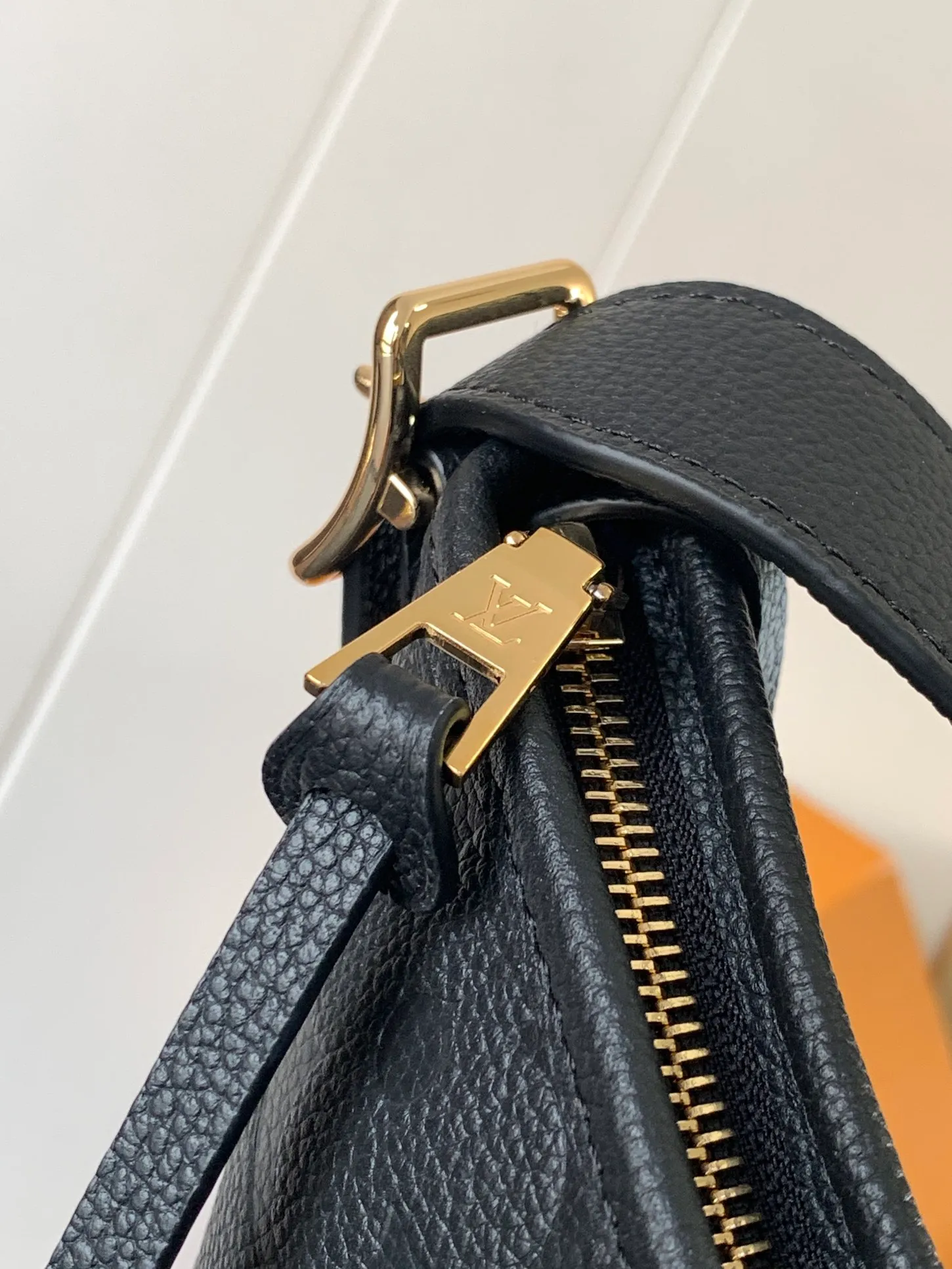 💰1180 (top layer leather) top original order, transcoding chip M14209 pink M46673 light blue M47180 apricot print M46288 black M46293 off-white M46277 apricot M11790 brown This small CarryAll handbag is made of Monogram Empreinte leather, showing the elegant style of the LV Milky Way series. The metal hardware and detachable name tag add to the sophisticated feel, and the interior pockets can safely store valuables. It can be carried by hand or by the shoulder strap to explore more carrying methods.  24 x 12 x 29.5 cm (H x W x L) Embossed grained cowhide Leather trim Textile lining Metal hardware Zip closure Internal slip pocket Internal zipper pocket Removable name tag Holds smartphone, 10" tablet, keys, Zippy wallet and headphones Shoulder strap: removable, adjustable Half-length strap: 32.0 cm Half-length strap adjustable to: 50.0 cm