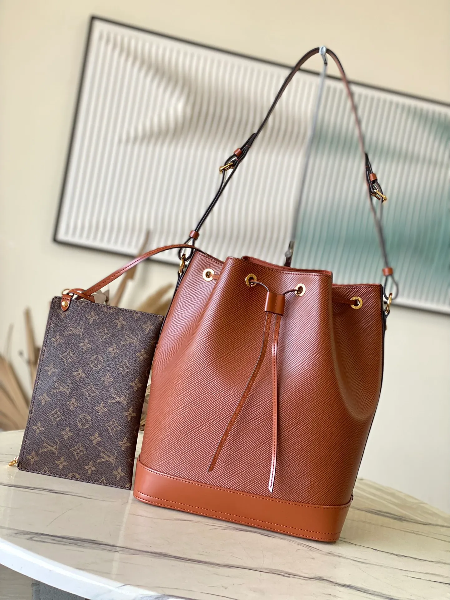 💰1560 (top layer leather) top original order M12604 Caramel This Noé MM bucket bag from the Nautical series is reinterpreted in soft Epi calfskin to create a retro-style Noé bag style. Epi calfskin will become smoother over time while maintaining its original beauty. The bag is equipped with a detachable small storage bag, which can safely store valuables. Dimensions: 27 x 33 x 20 cm (length x height x width)