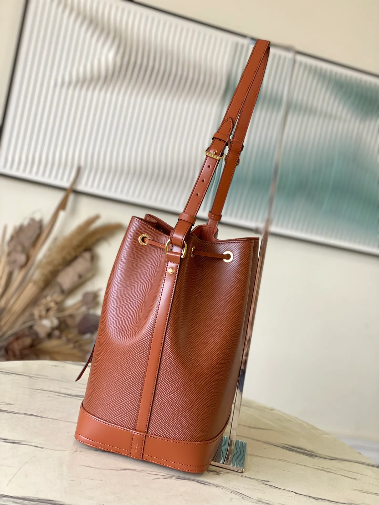 💰1560 (top layer leather) top original order M12604 Caramel This Noé MM bucket bag from the Nautical series is reinterpreted in soft Epi calfskin to create a retro-style Noé bag style. Epi calfskin will become smoother over time while maintaining its original beauty. The bag is equipped with a detachable small storage bag, which can safely store valuables. Dimensions: 27 x 33 x 20 cm (length x height x width)