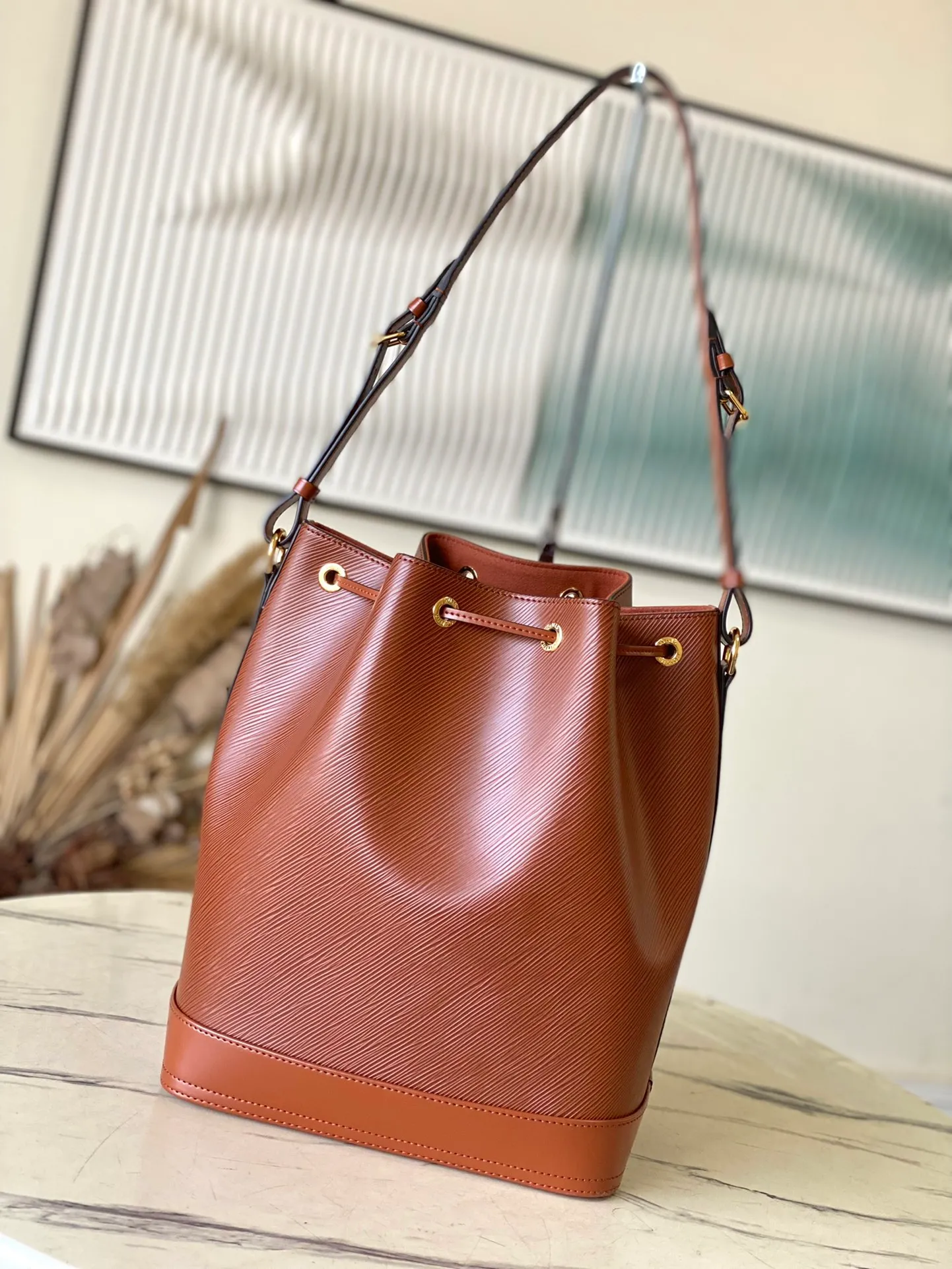 💰1560 (top layer leather) top original order M12604 Caramel This Noé MM bucket bag from the Nautical series is reinterpreted in soft Epi calfskin to create a retro-style Noé bag style. Epi calfskin will become smoother over time while maintaining its original beauty. The bag is equipped with a detachable small storage bag, which can safely store valuables. Dimensions: 27 x 33 x 20 cm (length x height x width)