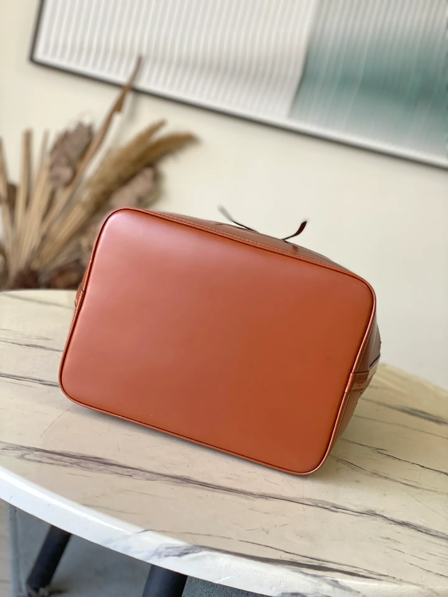 💰1560 (top layer leather) top original order M12604 Caramel This Noé MM bucket bag from the Nautical series is reinterpreted in soft Epi calfskin to create a retro-style Noé bag style. Epi calfskin will become smoother over time while maintaining its original beauty. The bag is equipped with a detachable small storage bag, which can safely store valuables. Dimensions: 27 x 33 x 20 cm (length x height x width)