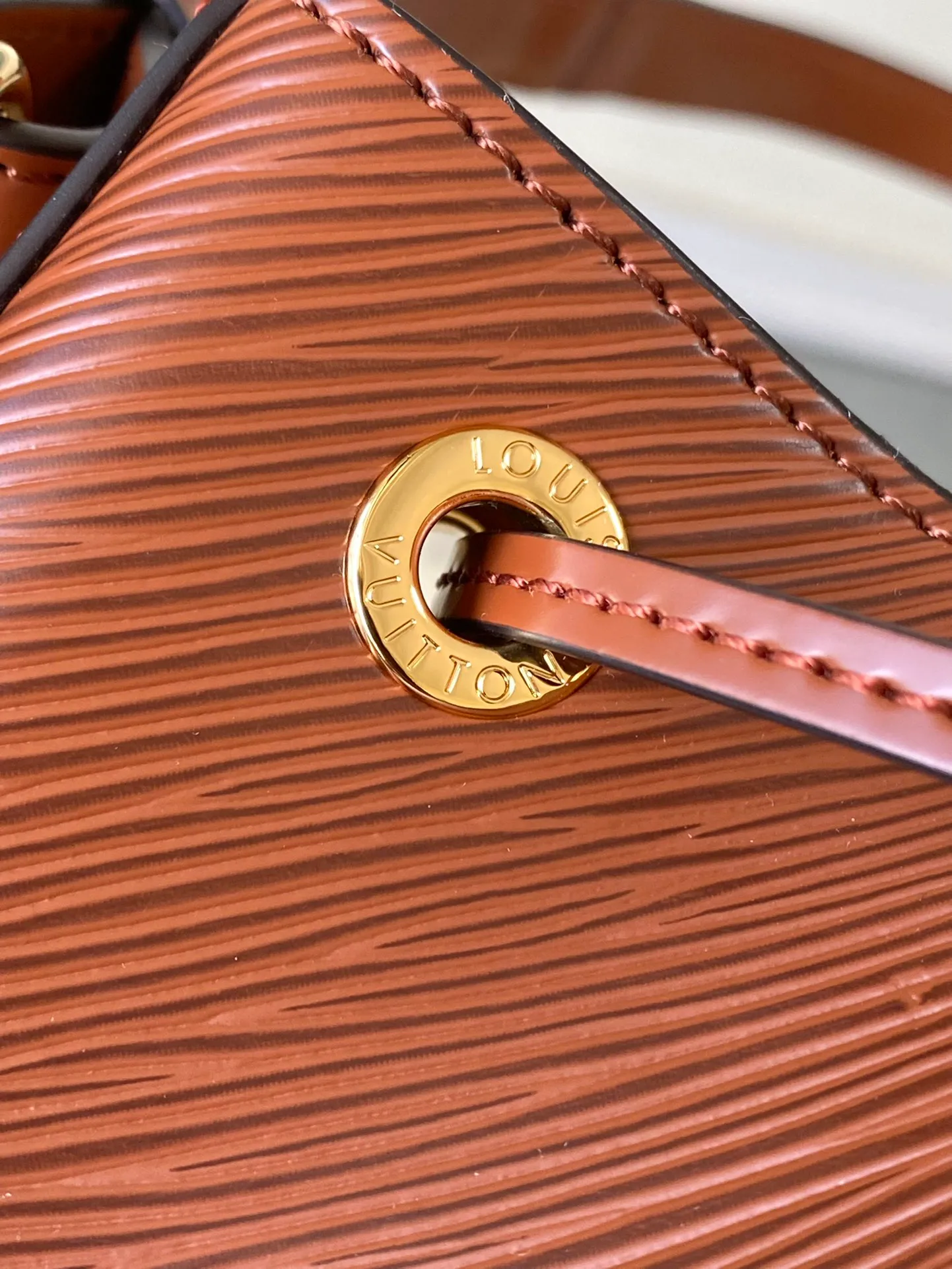 💰1560 (top layer leather) top original order M12604 Caramel This Noé MM bucket bag from the Nautical series is reinterpreted in soft Epi calfskin to create a retro-style Noé bag style. Epi calfskin will become smoother over time while maintaining its original beauty. The bag is equipped with a detachable small storage bag, which can safely store valuables. Dimensions: 27 x 33 x 20 cm (length x height x width)