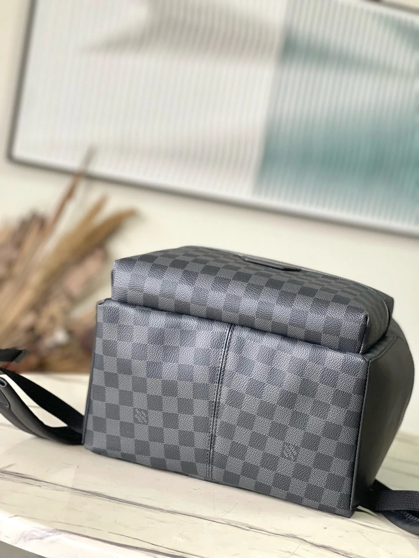 💰960 Top Original N40514 Black Check This Discovery small backpack is made of Monogram Eclipse canvas and continues its flexible functionality in a more compact configuration. Exterior pockets, zippered front pockets, and open side pockets provide easy access, while interior pockets keep things organized. Dimensions: 29 x 38 x 20 cm