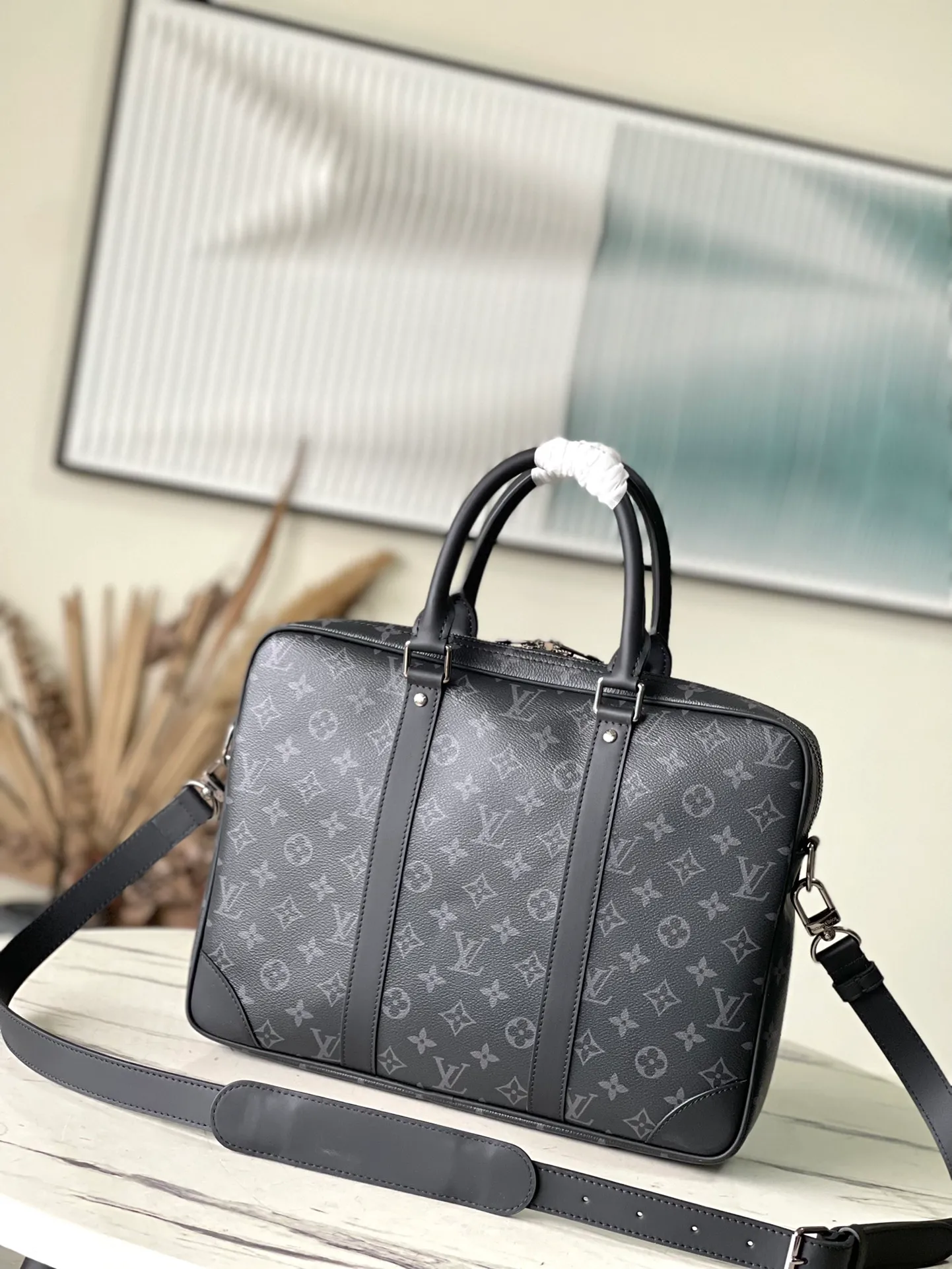 💰1000 Top Original M46457 Black Flower This Voyage small briefcase is made of Monogram Eclipse canvas to create a simple silhouette, with top leather handles, side straps and reinforced corners. The detachable and adjustable shoulder strap allows for a variety of carrying options. size：36.5x27.5x6cm
