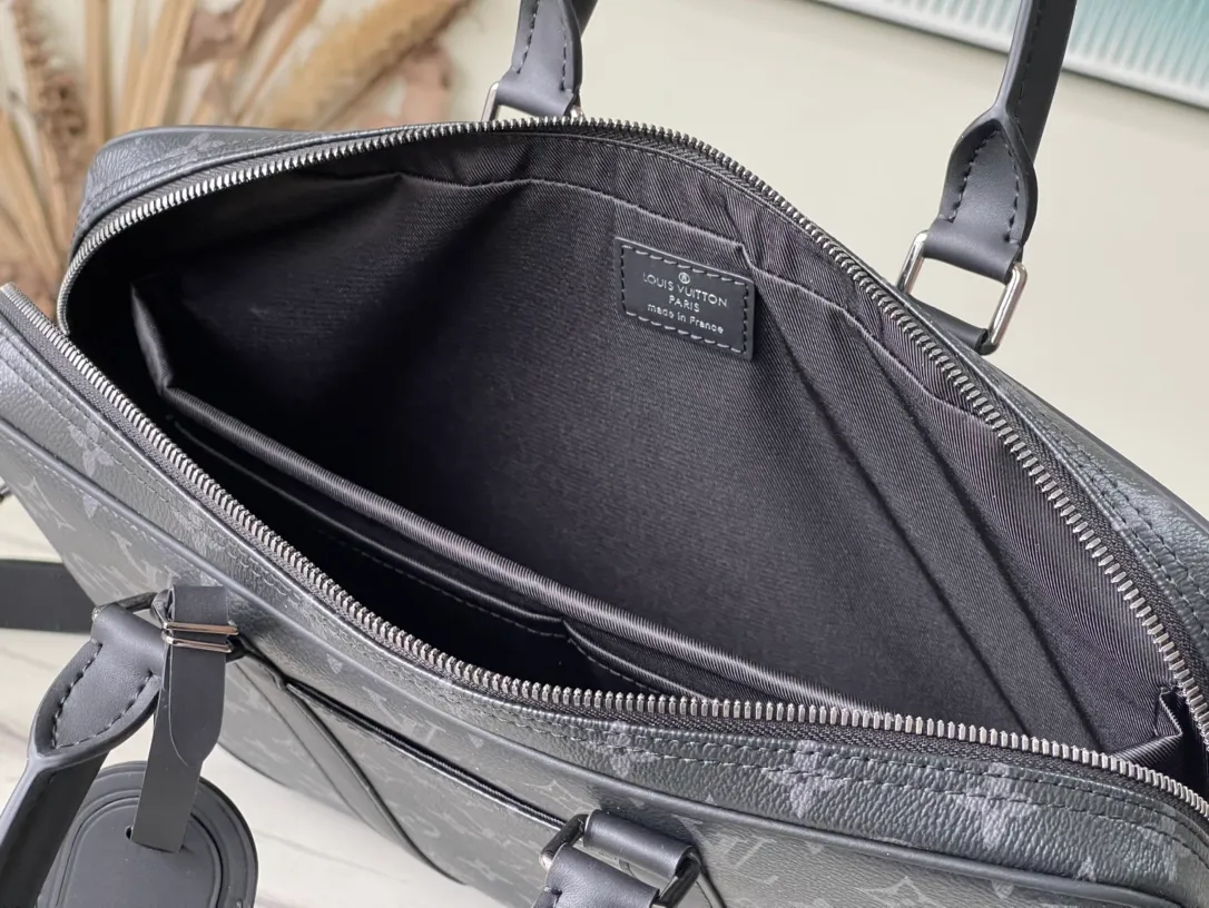 💰1000 Top Original M46457 Black Flower This Voyage small briefcase is made of Monogram Eclipse canvas to create a simple silhouette, with top leather handles, side straps and reinforced corners. The detachable and adjustable shoulder strap allows for a variety of carrying options. size：36.5x27.5x6cm