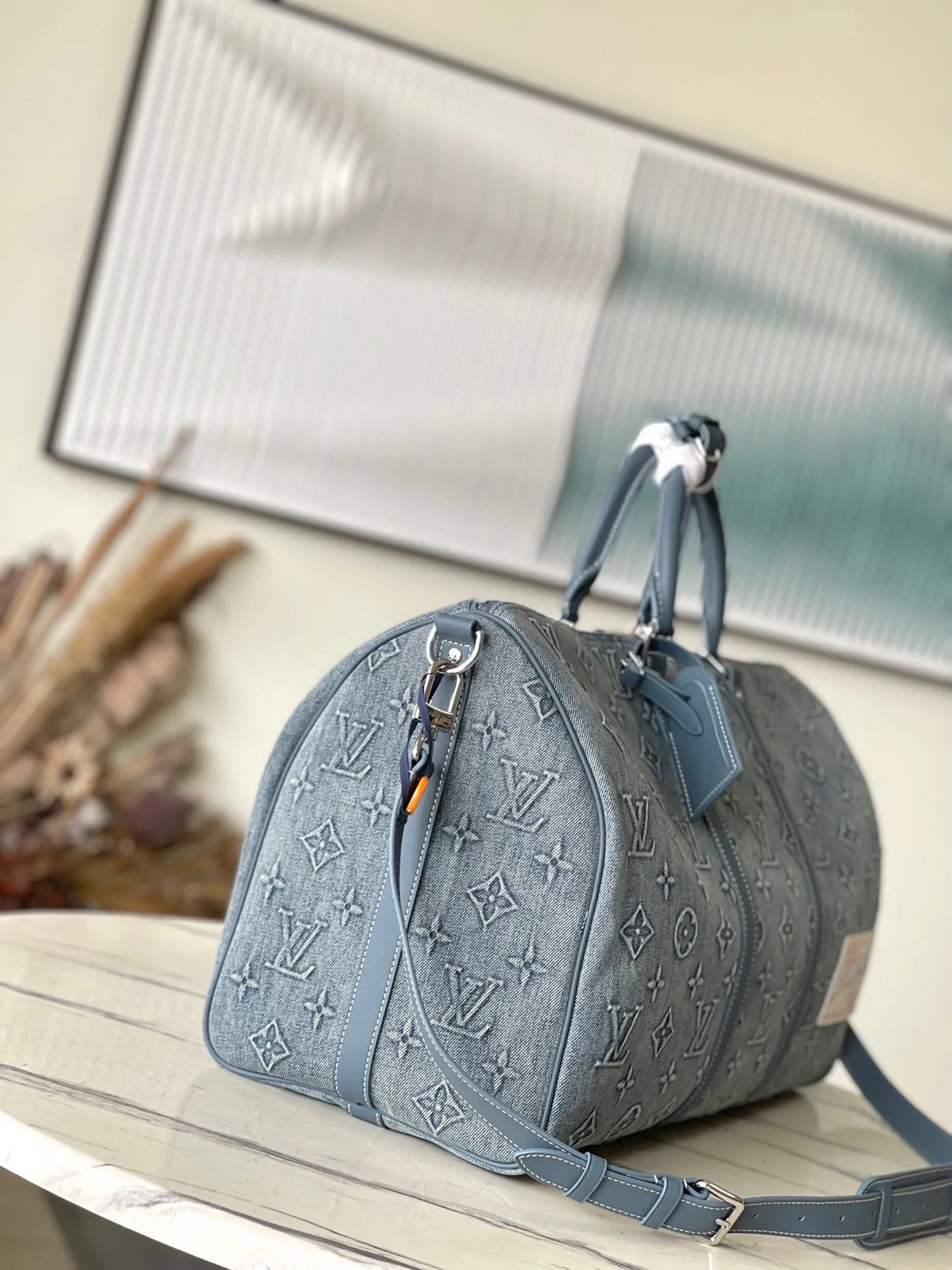 💰1500 Top Original M22532 Denim This Keepall Bandoulière 50 travel bag is made of faded denim embossed with Monogram pattern, reinventing one of Louis Vuitton's classic designs. The reinforced side straps and top handle are made of cow leather, and the baggage size is still ample, making it suitable for weekend excursions. Dimensions: 50 x 29 x 23 cm