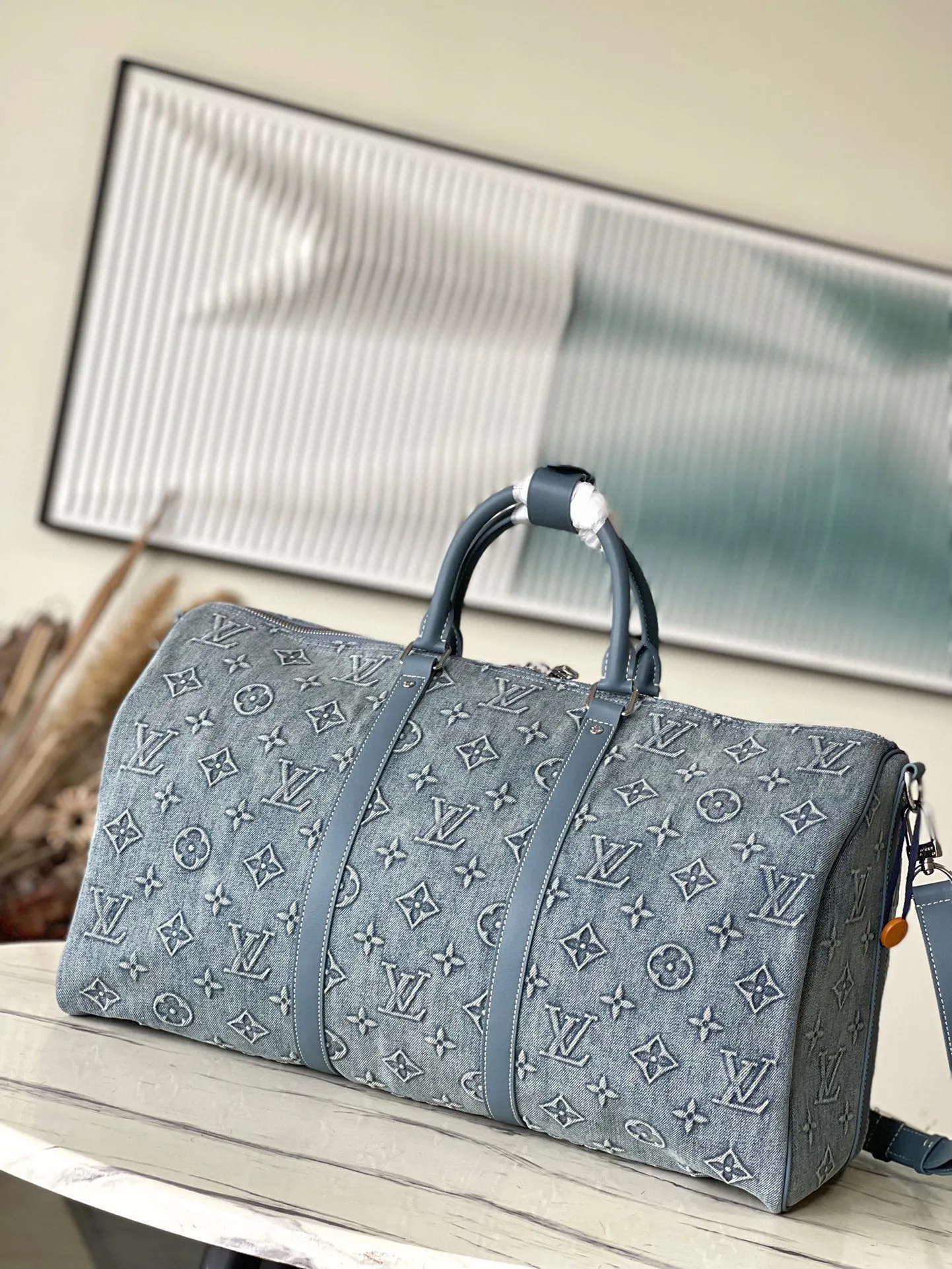 💰1500 Top Original M22532 Denim This Keepall Bandoulière 50 travel bag is made of faded denim embossed with Monogram pattern, reinventing one of Louis Vuitton's classic designs. The reinforced side straps and top handle are made of cow leather, and the baggage size is still ample, making it suitable for weekend excursions. Dimensions: 50 x 29 x 23 cm