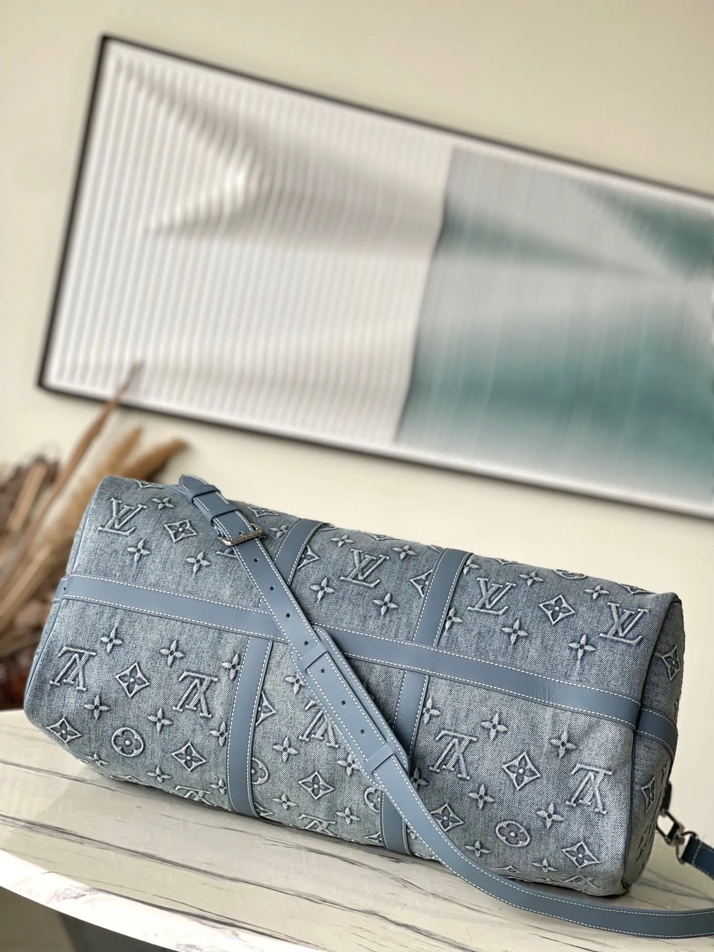 💰1500 Top Original M22532 Denim This Keepall Bandoulière 50 travel bag is made of faded denim embossed with Monogram pattern, reinventing one of Louis Vuitton's classic designs. The reinforced side straps and top handle are made of cow leather, and the baggage size is still ample, making it suitable for weekend excursions. Dimensions: 50 x 29 x 23 cm