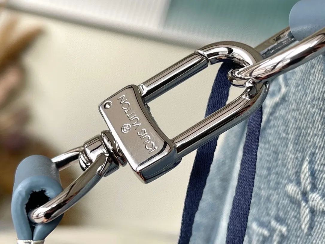 💰1500 Top Original M22532 Denim This Keepall Bandoulière 50 travel bag is made of faded denim embossed with Monogram pattern, reinventing one of Louis Vuitton's classic designs. The reinforced side straps and top handle are made of cow leather, and the baggage size is still ample, making it suitable for weekend excursions. Dimensions: 50 x 29 x 23 cm