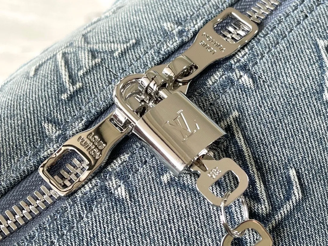 💰1500 Top Original M22532 Denim This Keepall Bandoulière 50 travel bag is made of faded denim embossed with Monogram pattern, reinventing one of Louis Vuitton's classic designs. The reinforced side straps and top handle are made of cow leather, and the baggage size is still ample, making it suitable for weekend excursions. Dimensions: 50 x 29 x 23 cm