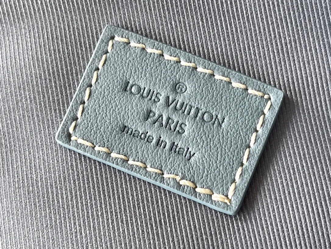 💰1500 Top Original M22532 Denim This Keepall Bandoulière 50 travel bag is made of faded denim embossed with Monogram pattern, reinventing one of Louis Vuitton's classic designs. The reinforced side straps and top handle are made of cow leather, and the baggage size is still ample, making it suitable for weekend excursions. Dimensions: 50 x 29 x 23 cm
