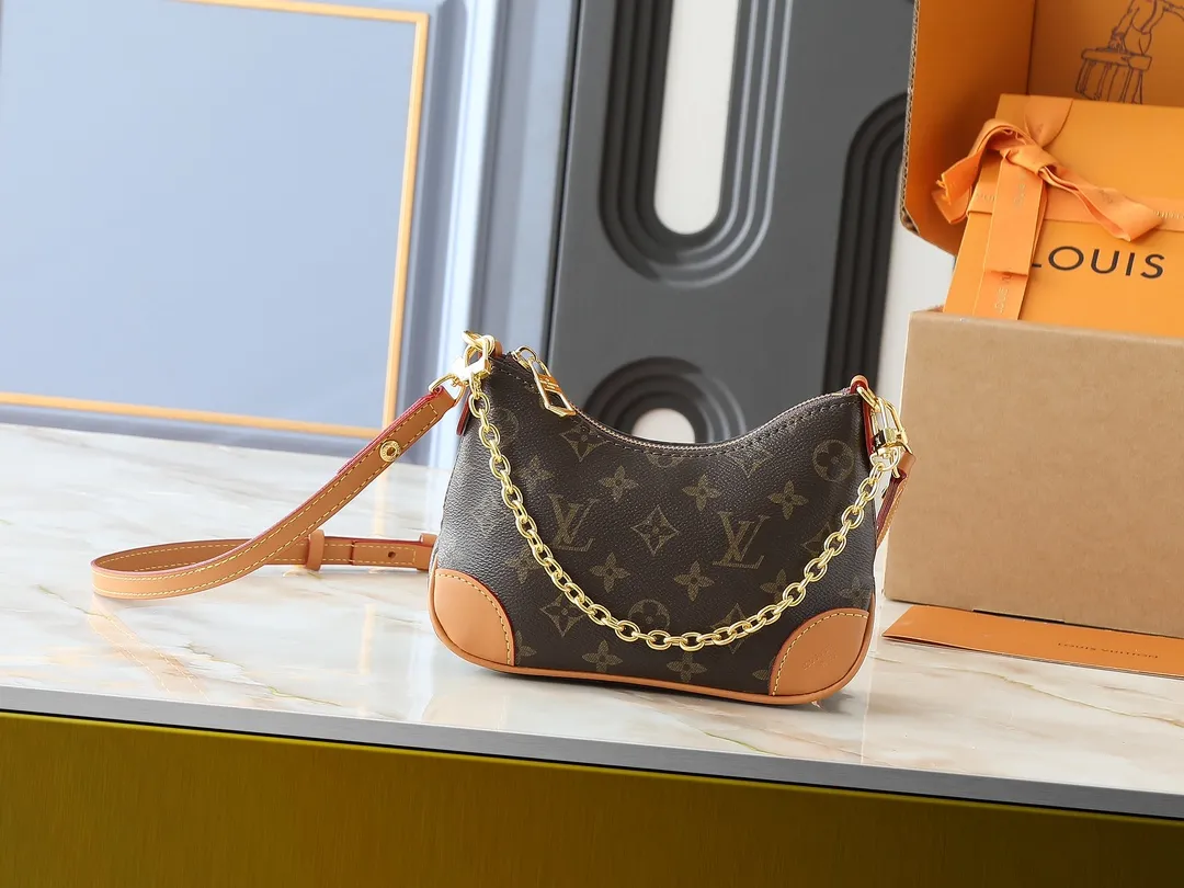 💰200💰Upgraded original M25519 presbyopic mini croissant bag NANO BOULOGNE croissant handbag The Boulogne handbag is made of classic Monogram canvas, equipped with double zippers and a spacious inner patch pocket that can accommodate an iPhone 12 Pro mobile phone. The adjustable shoulder strap allows it to be worn cross-body or over the shoulder, and can be removed to transform into a small chain bag or clutch. Dimensions: 20 x 14 x 6 cm