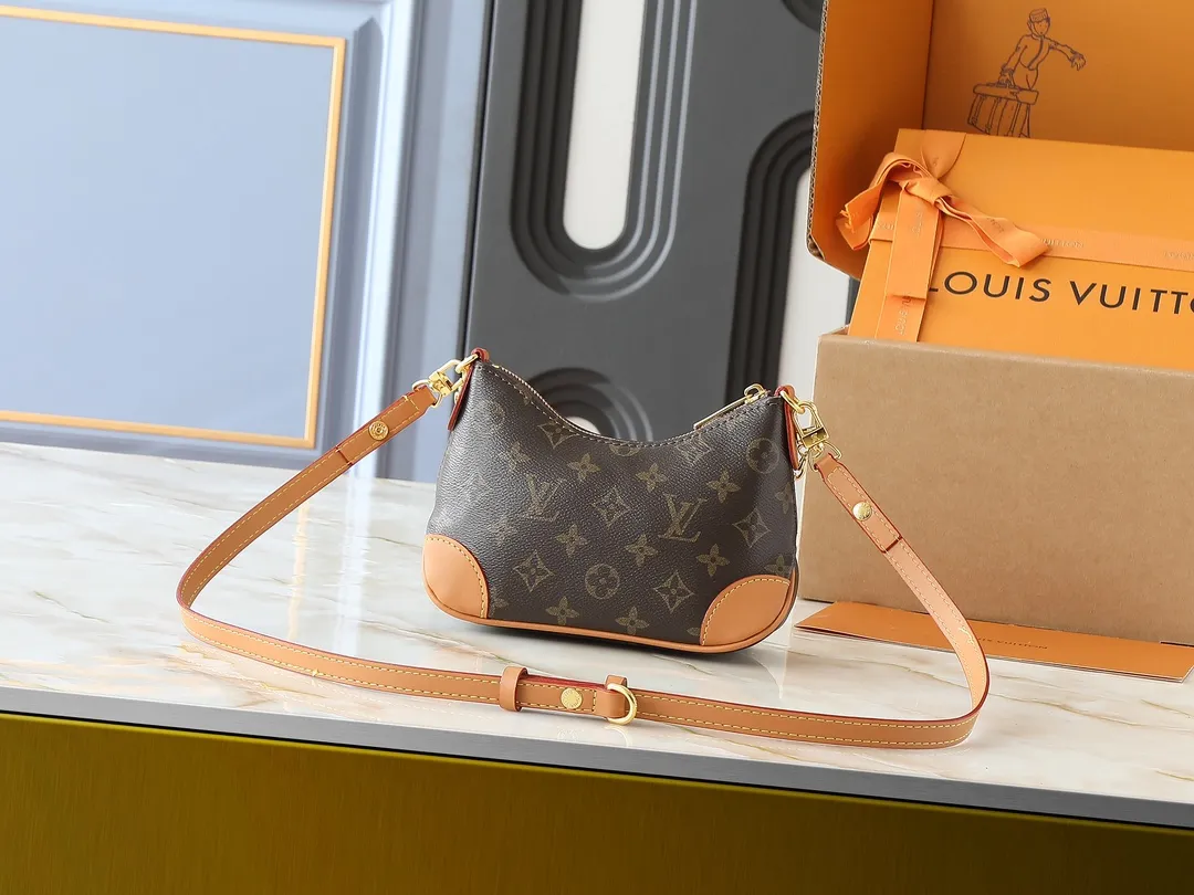 💰200💰Upgraded original M25519 presbyopic mini croissant bag NANO BOULOGNE croissant handbag The Boulogne handbag is made of classic Monogram canvas, equipped with double zippers and a spacious inner patch pocket that can accommodate an iPhone 12 Pro mobile phone. The adjustable shoulder strap allows it to be worn cross-body or over the shoulder, and can be removed to transform into a small chain bag or clutch. Dimensions: 20 x 14 x 6 cm