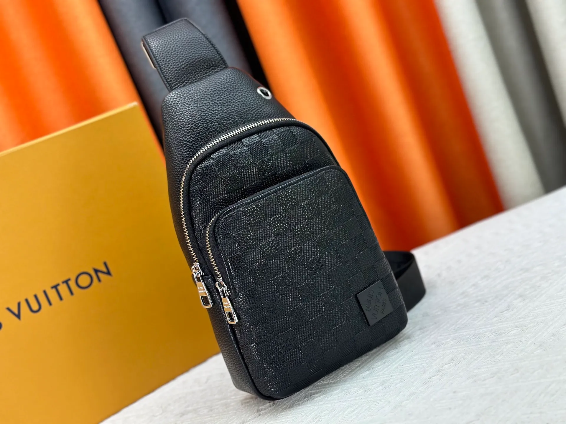 P300 latest style＜LV＞Men's 👮chest bag💯hot shipment❗️(actual photo taken📷without any added effects)original imported first-layer cowhide👍soft and comfortable leather feel✌️intimately designed headphone cable drilling, using special hardware.original lining💪experienced tailor✂️unique casual high-end style🙌Model: 1028, M46344 Color: black. Size: 30×17×5cm