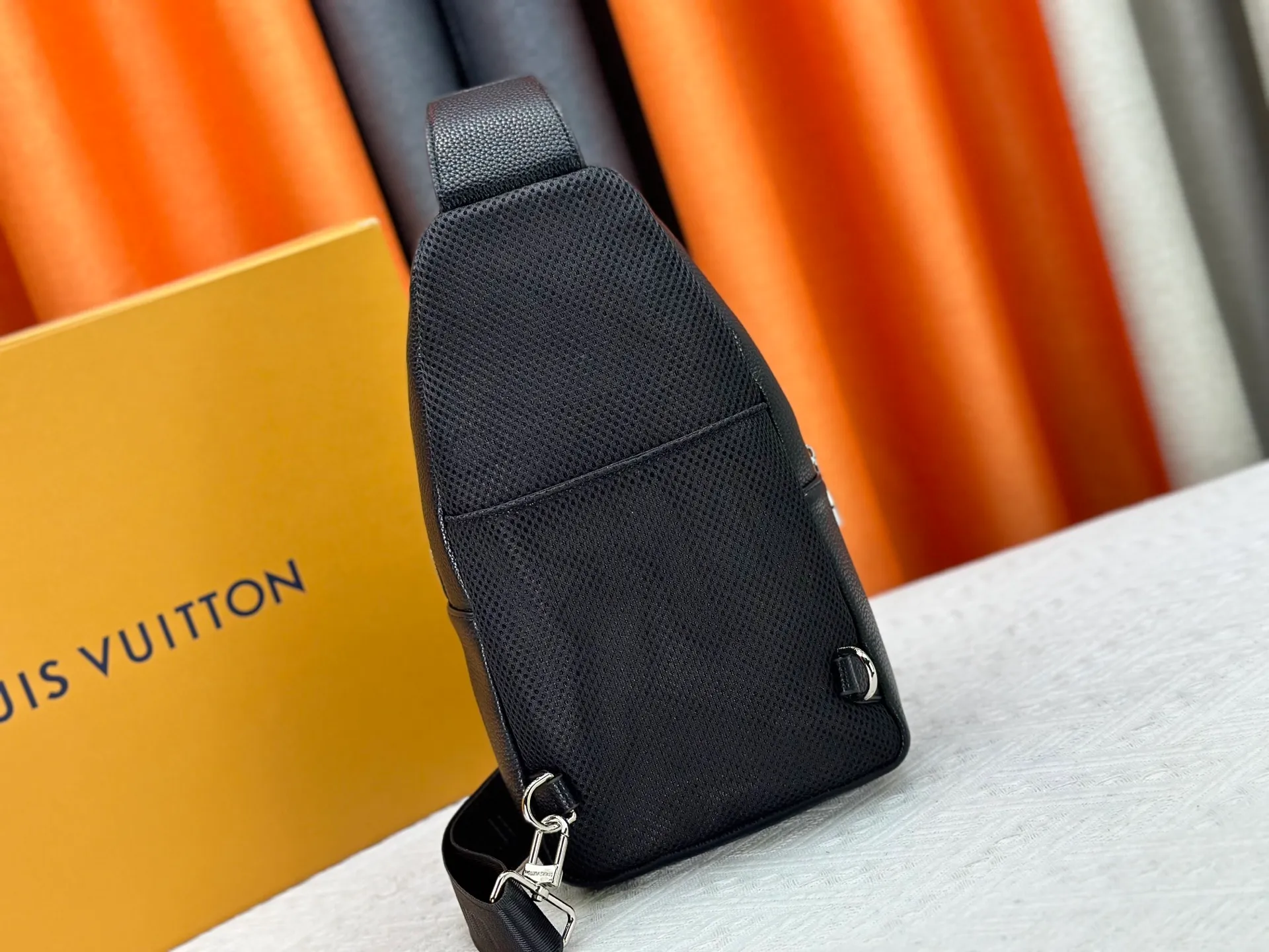 P300 latest style＜LV＞Men's 👮chest bag💯hot shipment❗️(actual photo taken📷without any added effects)original imported first-layer cowhide👍soft and comfortable leather feel✌️intimately designed headphone cable drilling, using special hardware.original lining💪experienced tailor✂️unique casual high-end style🙌Model: 1028, M46344 Color: black. Size: 30×17×5cm