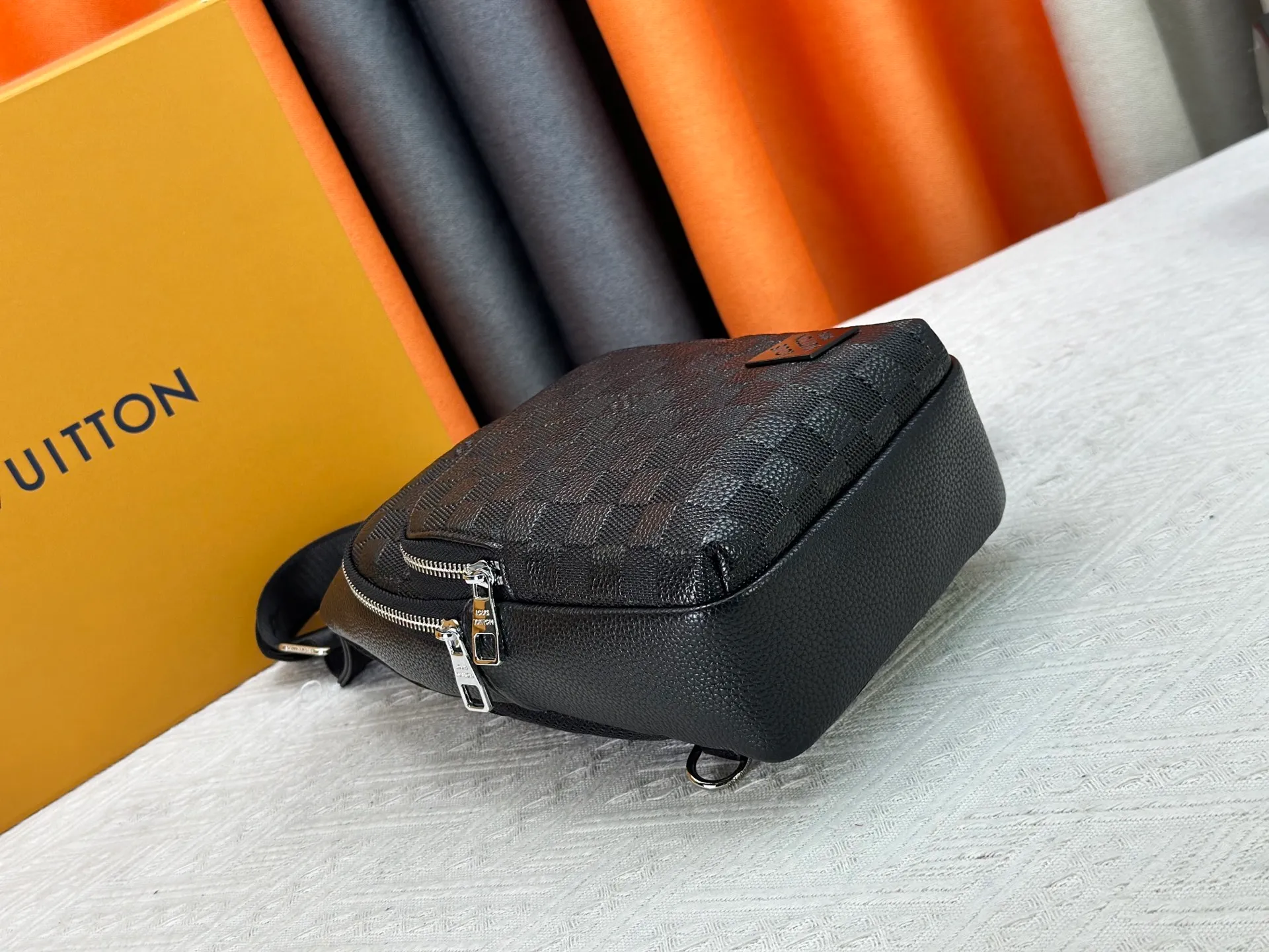 P300 latest style＜LV＞Men's 👮chest bag💯hot shipment❗️(actual photo taken📷without any added effects)original imported first-layer cowhide👍soft and comfortable leather feel✌️intimately designed headphone cable drilling, using special hardware.original lining💪experienced tailor✂️unique casual high-end style🙌Model: 1028, M46344 Color: black. Size: 30×17×5cm