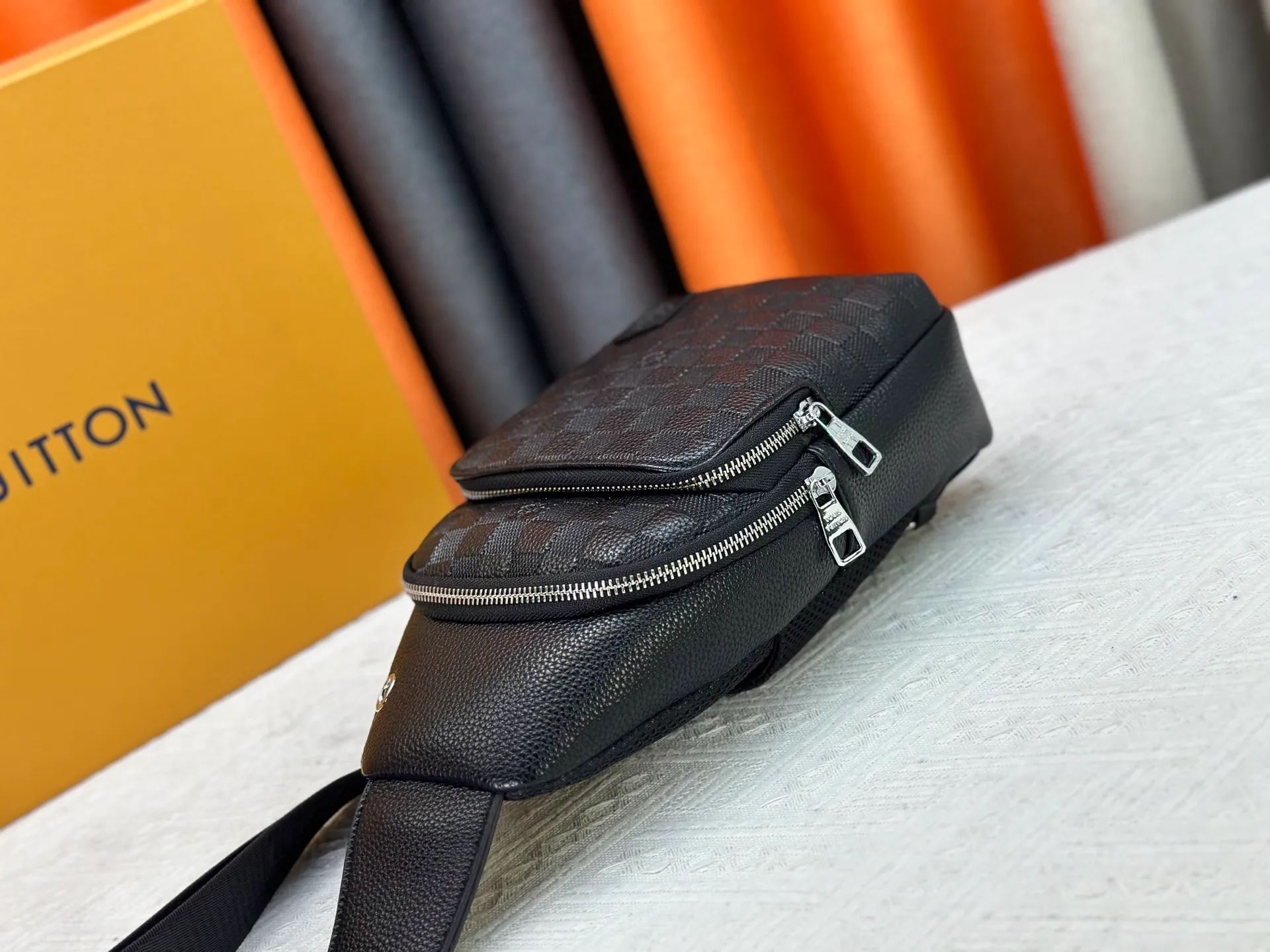 P300 latest style＜LV＞Men's 👮chest bag💯hot shipment❗️(actual photo taken📷without any added effects)original imported first-layer cowhide👍soft and comfortable leather feel✌️intimately designed headphone cable drilling, using special hardware.original lining💪experienced tailor✂️unique casual high-end style🙌Model: 1028, M46344 Color: black. Size: 30×17×5cm