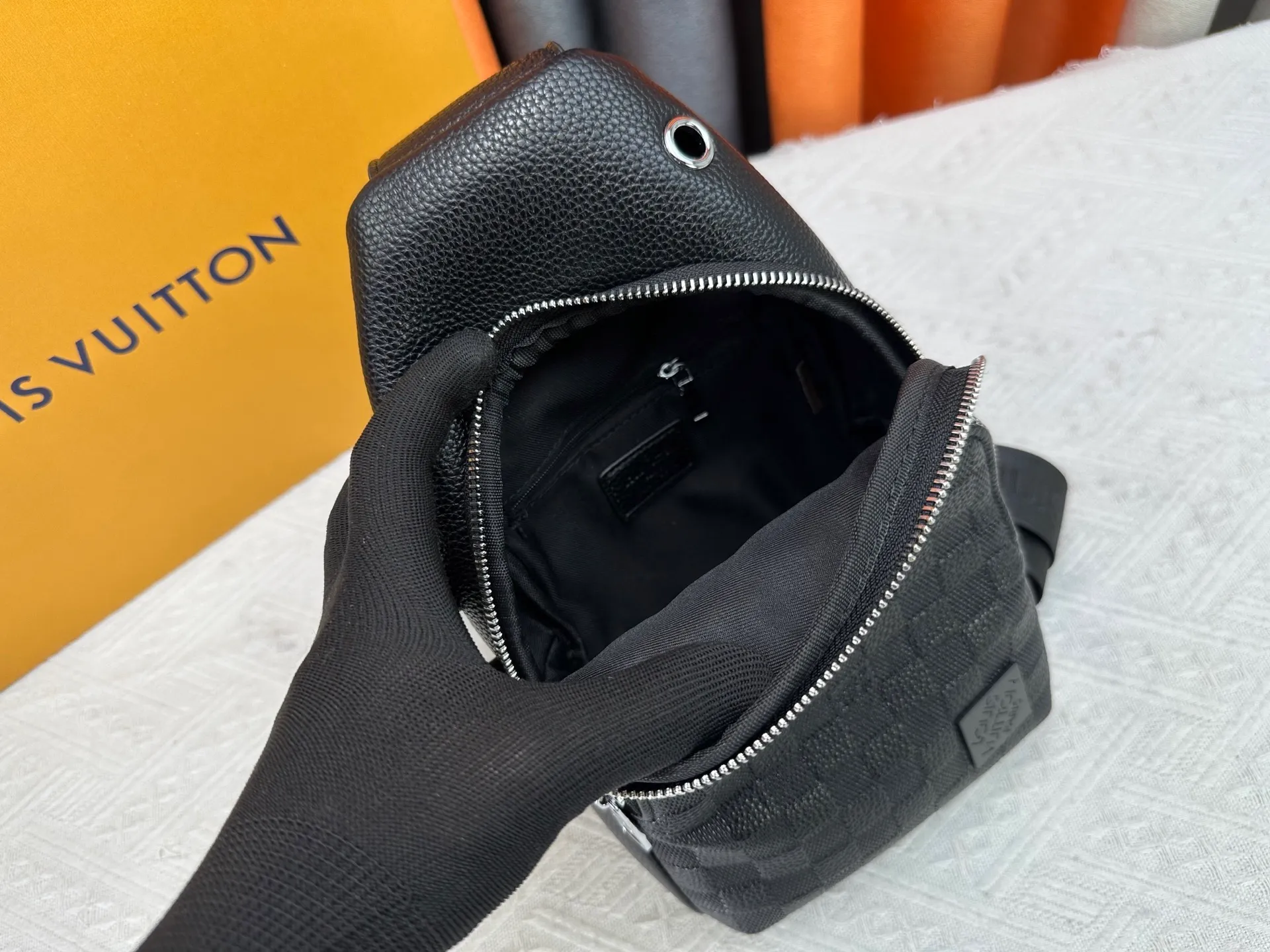 P300 latest style＜LV＞Men's 👮chest bag💯hot shipment❗️(actual photo taken📷without any added effects)original imported first-layer cowhide👍soft and comfortable leather feel✌️intimately designed headphone cable drilling, using special hardware.original lining💪experienced tailor✂️unique casual high-end style🙌Model: 1028, M46344 Color: black. Size: 30×17×5cm