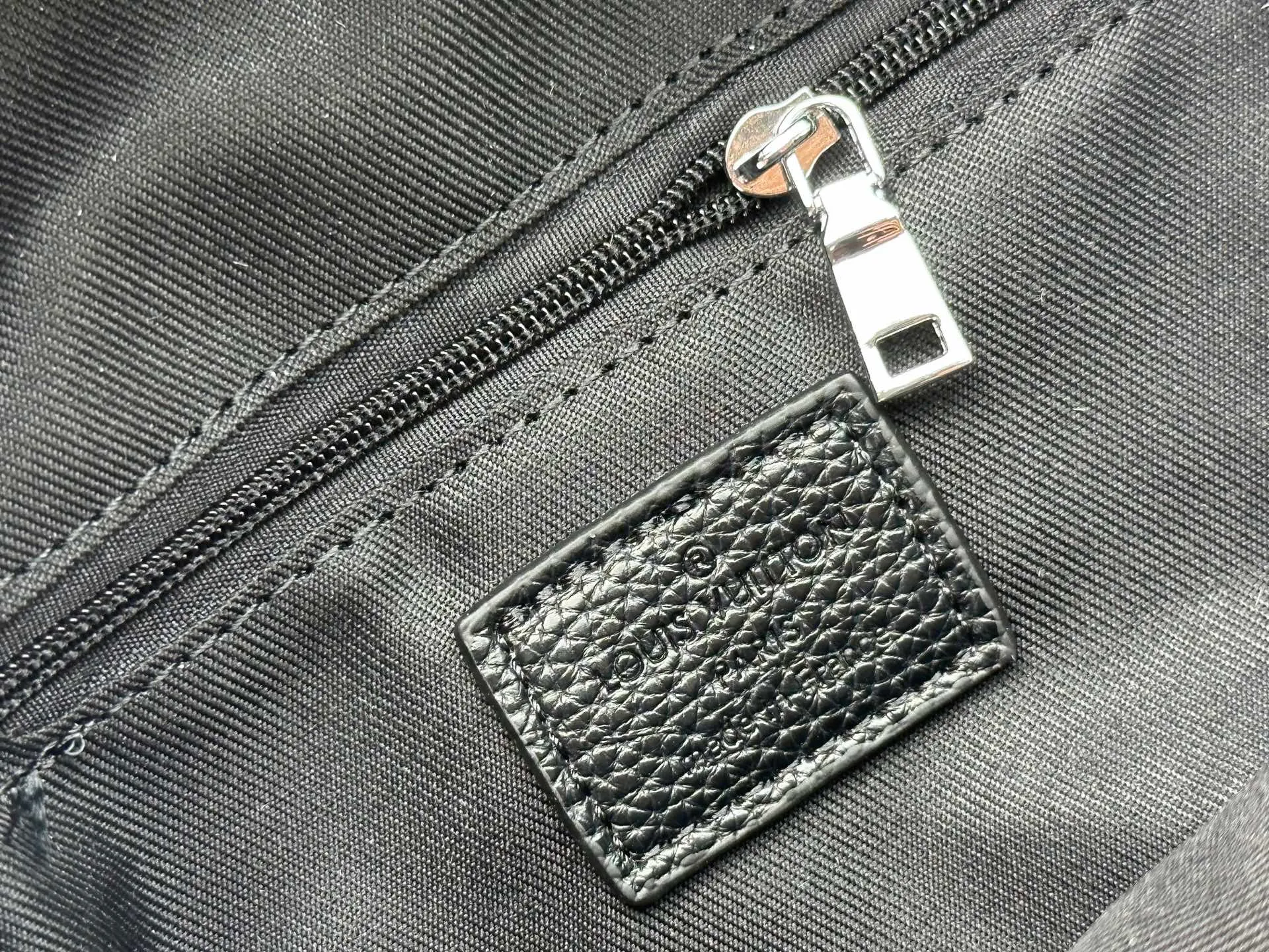 P300 latest style＜LV＞Men's 👮chest bag💯hot shipment❗️(actual photo taken📷without any added effects)original imported first-layer cowhide👍soft and comfortable leather feel✌️intimately designed headphone cable drilling, using special hardware.original lining💪experienced tailor✂️unique casual high-end style🙌Model: 1028, M46344 Color: black. Size: 30×17×5cm