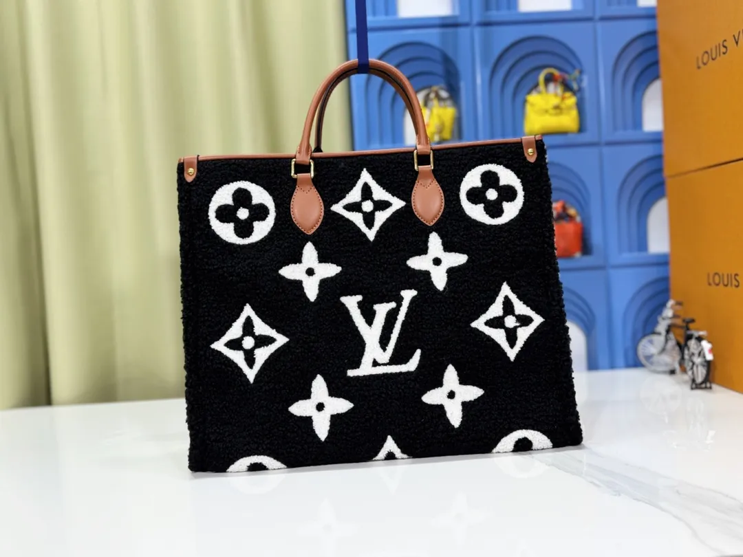P260 Upgraded original M44571 M45039 M45321 This Onthego medium handbag is decorated with classic Monogram canvas and Monogram Reverse canvas on both sides, showing different styles at will. Toron's dual handles and shoulder strap allow for a variety of carrying options. Dimensions: 34.0 x 26.0 x 13.0 cm (length x height x width)