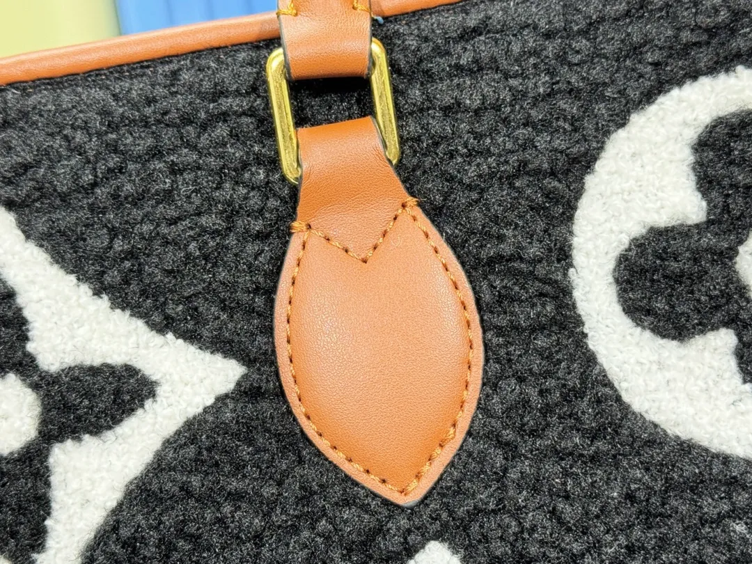 P260 Upgraded original M44571 M45039 M45321 This Onthego medium handbag is decorated with classic Monogram canvas and Monogram Reverse canvas on both sides, showing different styles at will. Toron's dual handles and shoulder strap allow for a variety of carrying options. Dimensions: 34.0 x 26.0 x 13.0 cm (length x height x width)