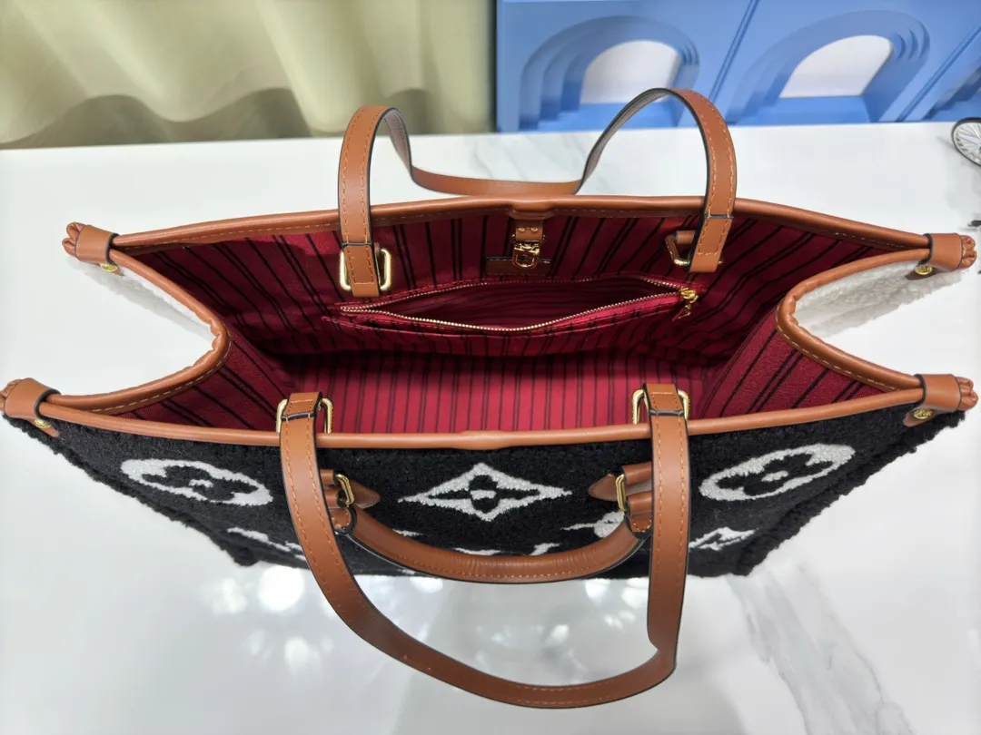 P260 Upgraded original M44571 M45039 M45321 This Onthego medium handbag is decorated with classic Monogram canvas and Monogram Reverse canvas on both sides, showing different styles at will. Toron's dual handles and shoulder strap allow for a variety of carrying options. Dimensions: 34.0 x 26.0 x 13.0 cm (length x height x width)