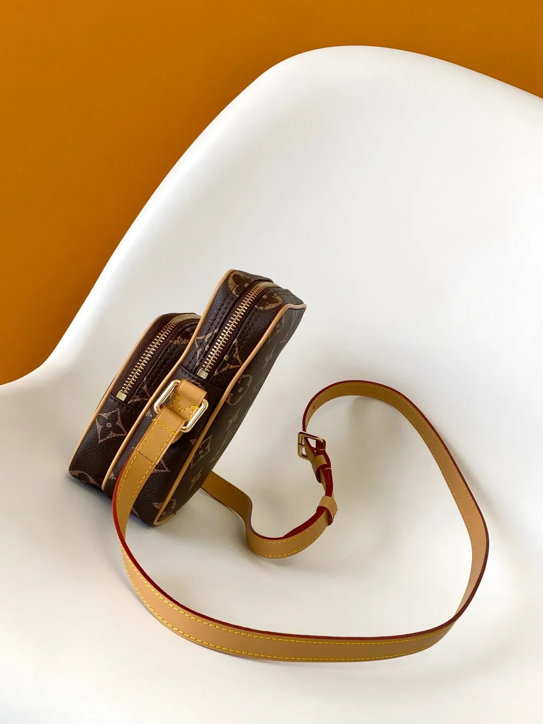 💰1100 Top Original M14024 Full Leather M14014 Presbyopia Top Original Dynamic Changing In his latest series, Pharrell Williams reinvented the Amazone crossbody bag from the 1980s, updating it with luxurious details. Select soft cow leather and cover it with Monogram printing. The leather texture is like vintage Monogram canvas. The bag is embellished with a pearl zipper and paired with a detachable Louis Vuitton metal hangtag, which is reminiscent of the nameplate on the brand's vintage luggage. 14.5 Half-length strap adjustable to: 58.0 cm