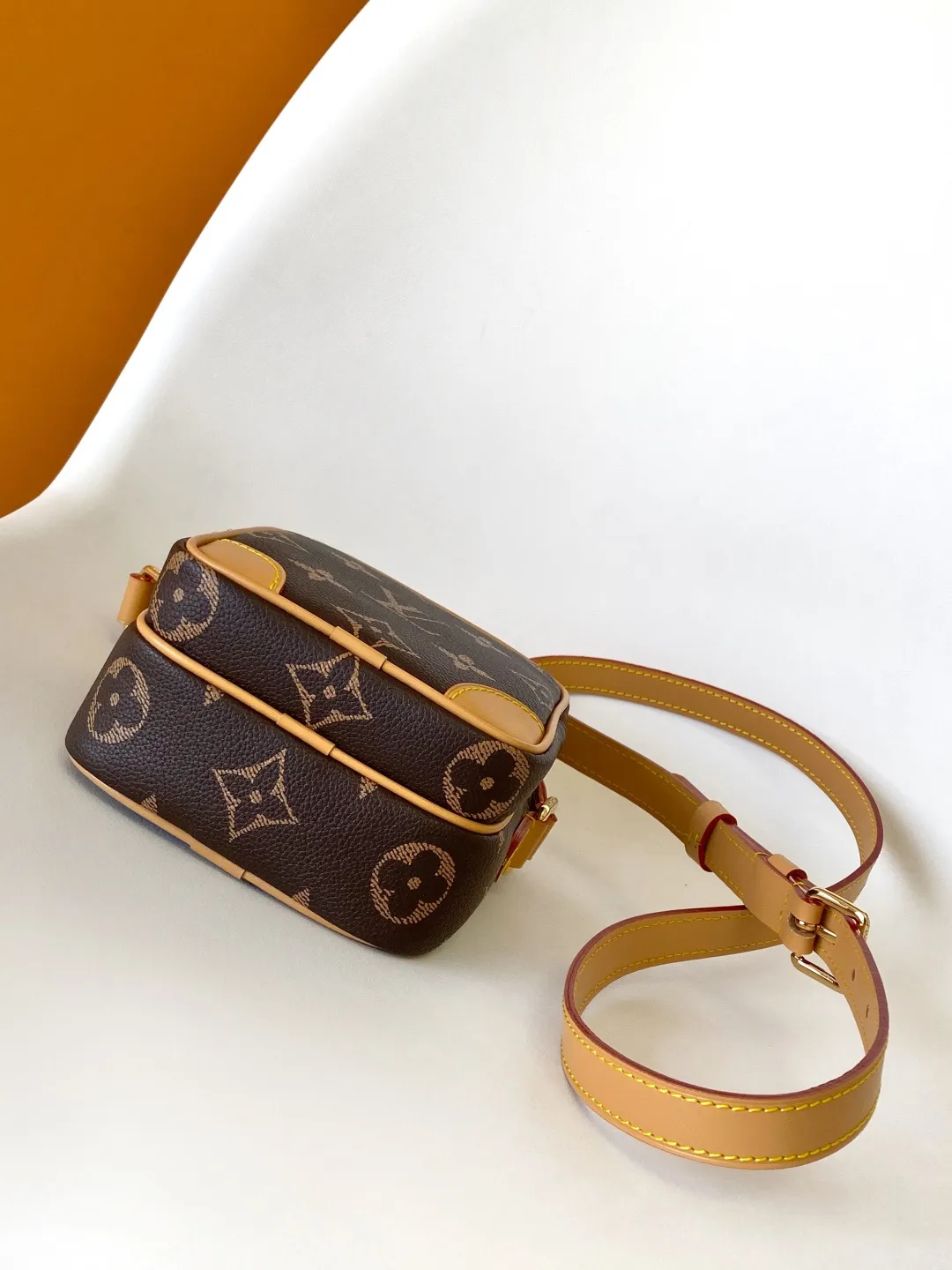 💰1100 Top Original M14024 Full Leather M14014 Presbyopia Top Original Dynamic Changing In his latest series, Pharrell Williams reinvented the Amazone crossbody bag from the 1980s, updating it with luxurious details. Select soft cow leather and cover it with Monogram printing. The leather texture is like vintage Monogram canvas. The bag is embellished with a pearl zipper and paired with a detachable Louis Vuitton metal hangtag, which is reminiscent of the nameplate on the brand's vintage luggage. 14.5 Half-length strap adjustable to: 58.0 cm