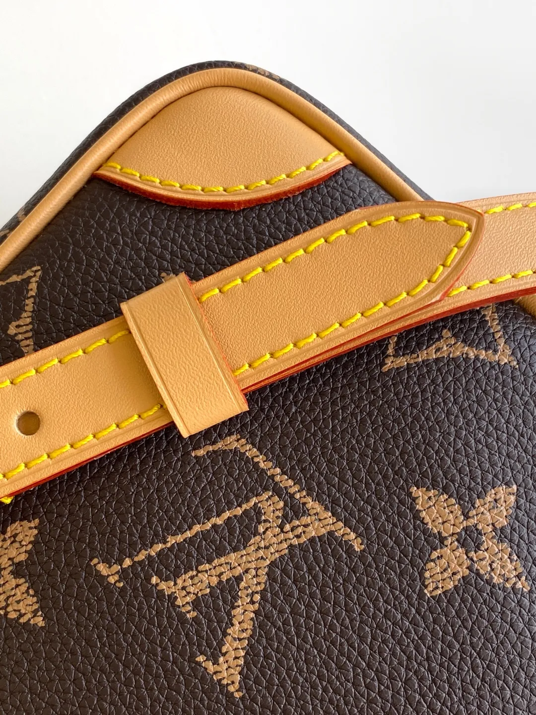 💰1100 Top Original M14024 Full Leather M14014 Presbyopia Top Original Dynamic Changing In his latest series, Pharrell Williams reinvented the Amazone crossbody bag from the 1980s, updating it with luxurious details. Select soft cow leather and cover it with Monogram printing. The leather texture is like vintage Monogram canvas. The bag is embellished with a pearl zipper and paired with a detachable Louis Vuitton metal hangtag, which is reminiscent of the nameplate on the brand's vintage luggage. 14.5 Half-length strap adjustable to: 58.0 cm