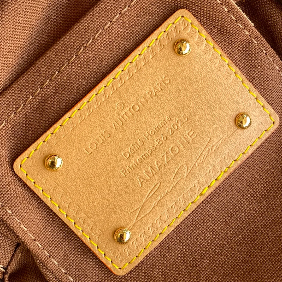 💰1100 Top Original M14024 Full Leather M14014 Presbyopia Top Original Dynamic Changing In his latest series, Pharrell Williams reinvented the Amazone crossbody bag from the 1980s, updating it with luxurious details. Select soft cow leather and cover it with Monogram printing. The leather texture is like vintage Monogram canvas. The bag is embellished with a pearl zipper and paired with a detachable Louis Vuitton metal hangtag, which is reminiscent of the nameplate on the brand's vintage luggage. 14.5 Half-length strap adjustable to: 58.0 cm
