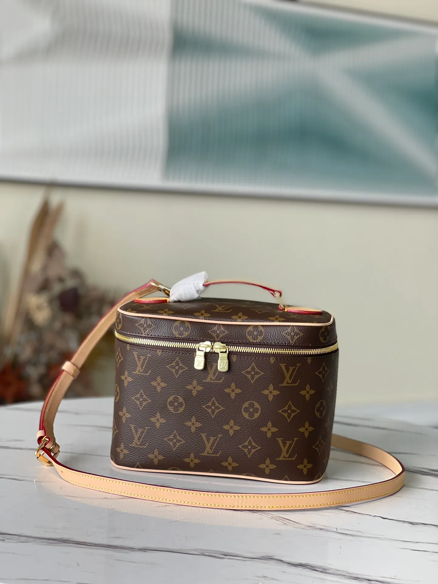 💰800 Top Original Order M42265 Large Cosmetic Bag. Whether it is carried by hand or with a shoulder strap or scarf, it looks great. Many internet celebrities on lns recommend it. It is super retro, has a large capacity, and comes with a shoulder strap/scarf, perfect! Mainly because the price is more perfect haha! Nowadays it is popular to carry a cosmetic bag when going out. Dimensions: 24×14×17 cm