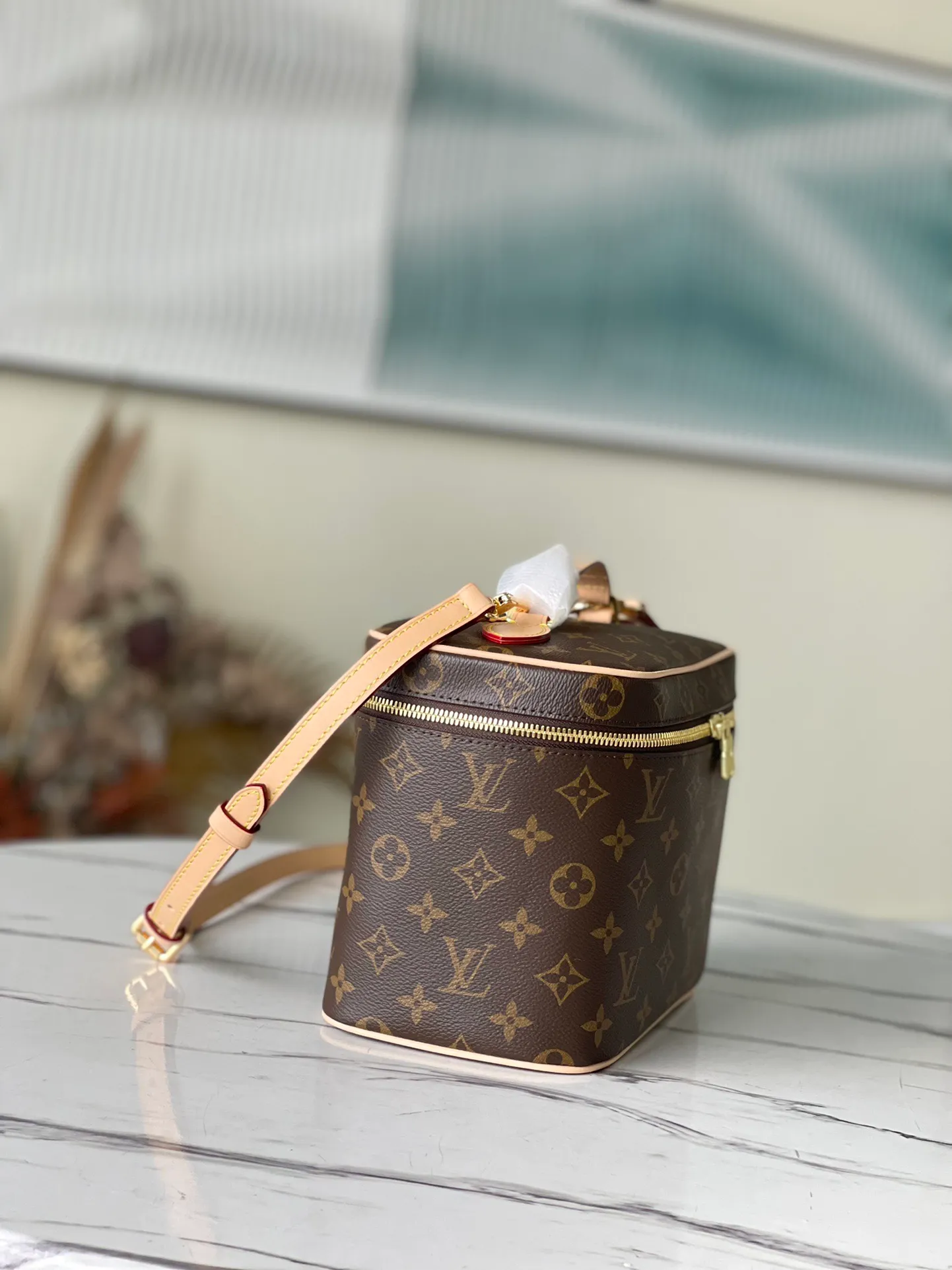 💰800 Top Original Order M42265 Large Cosmetic Bag. Whether it is carried by hand or with a shoulder strap or scarf, it looks great. Many internet celebrities on lns recommend it. It is super retro, has a large capacity, and comes with a shoulder strap/scarf, perfect! Mainly because the price is more perfect haha! Nowadays it is popular to carry a cosmetic bag when going out. Dimensions: 24×14×17 cm