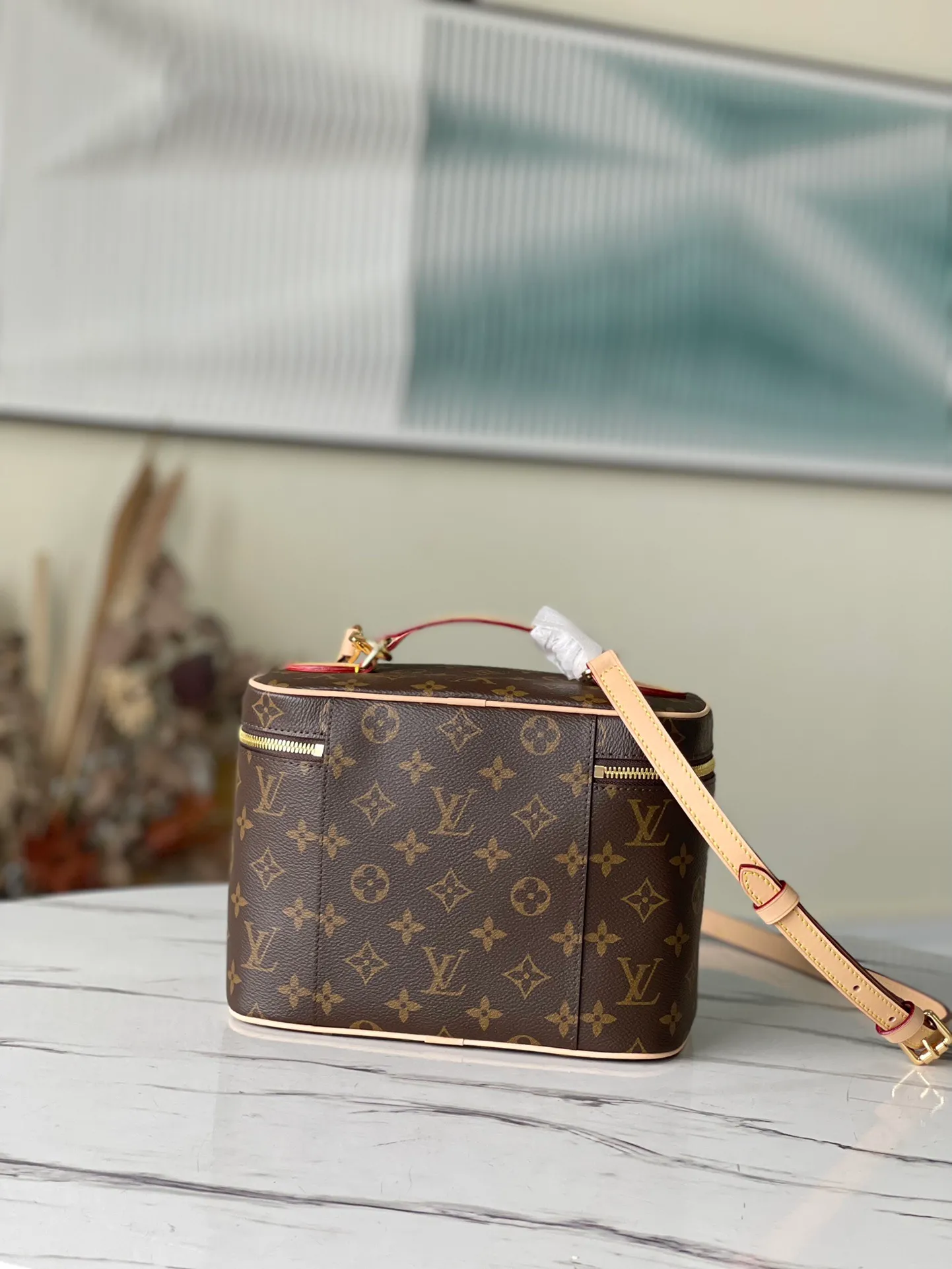 💰800 Top Original Order M42265 Large Cosmetic Bag. Whether it is carried by hand or with a shoulder strap or scarf, it looks great. Many internet celebrities on lns recommend it. It is super retro, has a large capacity, and comes with a shoulder strap/scarf, perfect! Mainly because the price is more perfect haha! Nowadays it is popular to carry a cosmetic bag when going out. Dimensions: 24×14×17 cm
