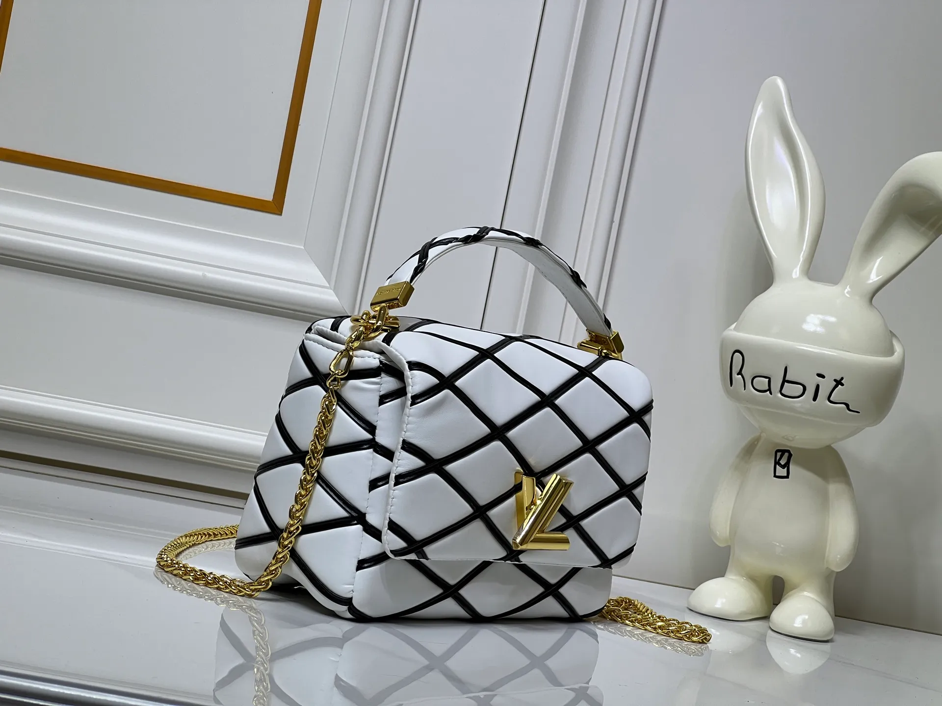 Batch 320💰M23689 M22891 Nicolas Ghesquière devoted new craftsmanship exploration to the GO-14 medium handbag, hand-painting the baked effect on the quilted sheepskin leather, showing an avant-garde style. The LV Twist twist lock highlights the brand's style, and the top handle and adjustable chain are detachable, allowing for a variety of carrying methods. Size: 23X16X10