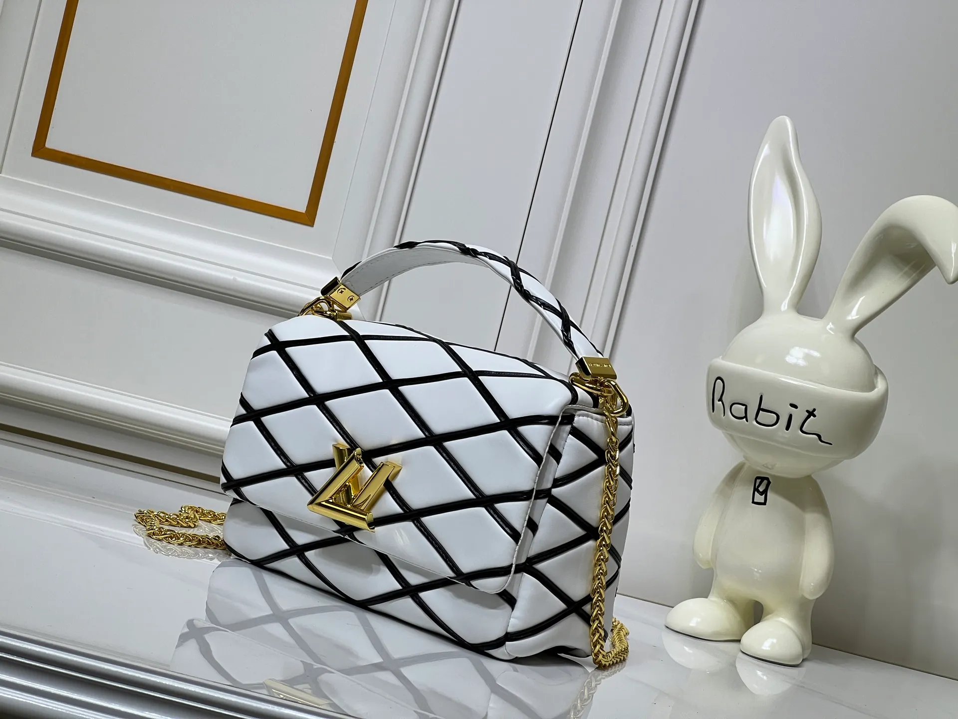 Batch 320💰M23689 M22891 Nicolas Ghesquière devoted new craftsmanship exploration to the GO-14 medium handbag, hand-painting the baked effect on the quilted sheepskin leather, showing an avant-garde style. The LV Twist twist lock highlights the brand's style, and the top handle and adjustable chain are detachable, allowing for a variety of carrying methods. Size: 23X16X10