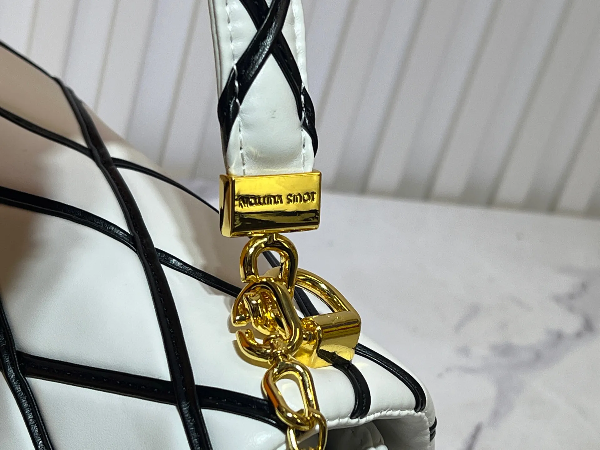 Batch 320💰M23689 M22891 Nicolas Ghesquière devoted new craftsmanship exploration to the GO-14 medium handbag, hand-painting the baked effect on the quilted sheepskin leather, showing an avant-garde style. The LV Twist twist lock highlights the brand's style, and the top handle and adjustable chain are detachable, allowing for a variety of carrying methods. Size: 23X16X10