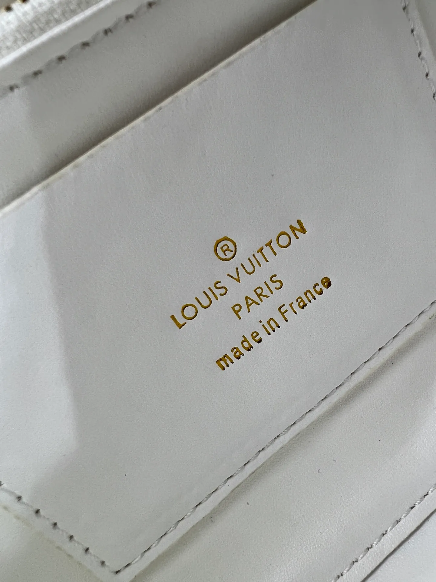 Batch 320💰M23689 M22891 Nicolas Ghesquière devoted new craftsmanship exploration to the GO-14 medium handbag, hand-painting the baked effect on the quilted sheepskin leather, showing an avant-garde style. The LV Twist twist lock highlights the brand's style, and the top handle and adjustable chain are detachable, allowing for a variety of carrying methods. Size: 23X16X10