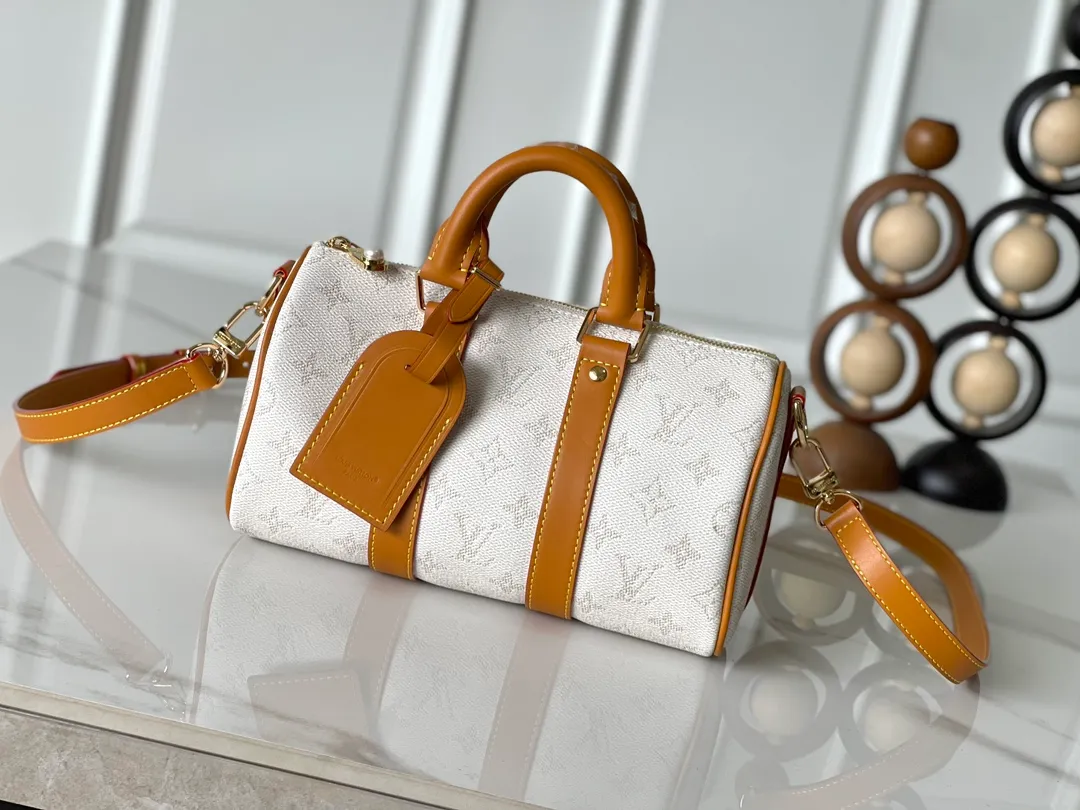 💰960 Top original model M15076 white [163c01 transcoding chip] M14837 blue Top original model Dynamic transcoding Keepall Bandoulière 25 handbag condenses the classic Keepall travel bag design, using Monogram Surfin’ canvas created by Pharrell Williams to interpret urban style. The complex pattern combines colorful summer elements with a tropical and retro feel. The detachable shoulder strap and rolled leather handle allow for multiple carrying methods. 25,0