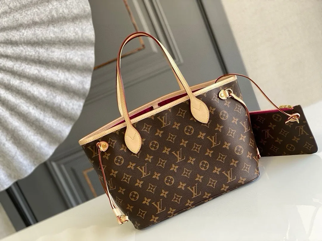 💰780 (Small steel nails) Top original order M41245 NEVERFULL PM This Neverfull MM handbag combines timeless classic design with traditional details. It is made of Monogram canvas and trimmed with natural cowhide. The interior is extra spacious but not heavy. Tighten the side straps to create a fashionable and charming shape, and loosen them to show a more casual atmosphere. The slim and comfortable handle can be easily slung over the shoulder or carried by arm. Lined in a vibrant color, the bag has a detachable organizer that can be used independently as a clutch or as an extra pocket. 29 cm