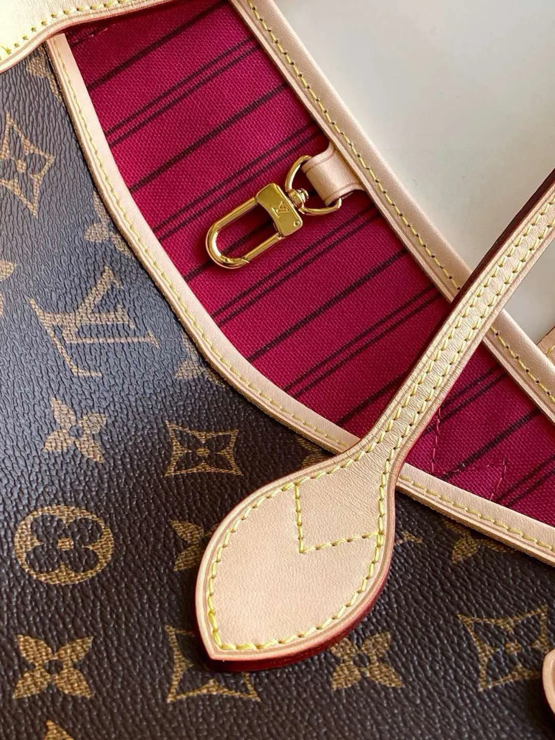 💰780 (Small steel nails) Top original order M41245 NEVERFULL PM This Neverfull MM handbag combines timeless classic design with traditional details. It is made of Monogram canvas and trimmed with natural cowhide. The interior is extra spacious but not heavy. Tighten the side straps to create a fashionable and charming shape, and loosen them to show a more casual atmosphere. The slim and comfortable handle can be easily slung over the shoulder or carried by arm. Lined in a vibrant color, the bag has a detachable organizer that can be used independently as a clutch or as an extra pocket. 29 cm