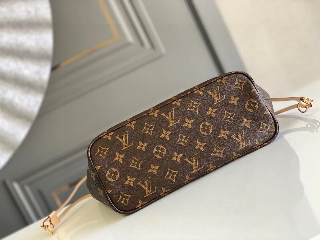 💰780 (Small steel nails) Top original order M41245 NEVERFULL PM This Neverfull MM handbag combines timeless classic design with traditional details. It is made of Monogram canvas and trimmed with natural cowhide. The interior is extra spacious but not heavy. Tighten the side straps to create a fashionable and charming shape, and loosen them to show a more casual atmosphere. The slim and comfortable handle can be easily slung over the shoulder or carried by arm. Lined in a vibrant color, the bag has a detachable organizer that can be used independently as a clutch or as an extra pocket. 29 cm