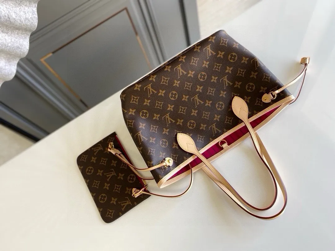 💰780 (Small steel nails) Top original order M41245 NEVERFULL PM This Neverfull MM handbag combines timeless classic design with traditional details. It is made of Monogram canvas and trimmed with natural cowhide. The interior is extra spacious but not heavy. Tighten the side straps to create a fashionable and charming shape, and loosen them to show a more casual atmosphere. The slim and comfortable handle can be easily slung over the shoulder or carried by arm. Lined in a vibrant color, the bag has a detachable organizer that can be used independently as a clutch or as an extra pocket. 29 cm