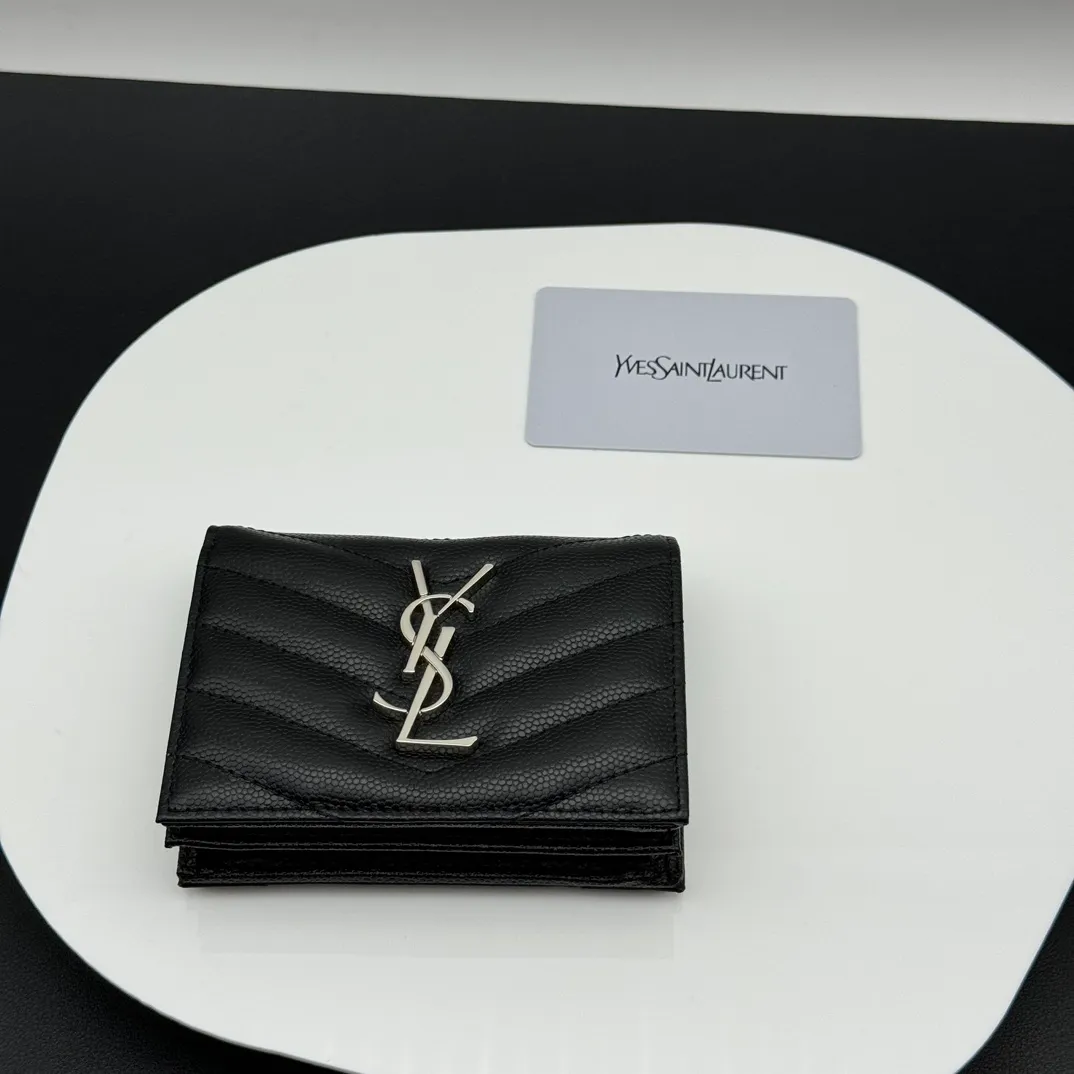 💰150 💎Upgraded original💖 Imported calfskin Caviar silver gold# Matras short grain embossed leather card holder Quilted card holder with iconic metal logo Silver tone metal hardware One central compartment, one banknote compartment, six card slots, one zippered coin pocket, small size, many uses Small and exquisite, super practical🙉🙉 Model: 530841 Size 11*8.5*3cm