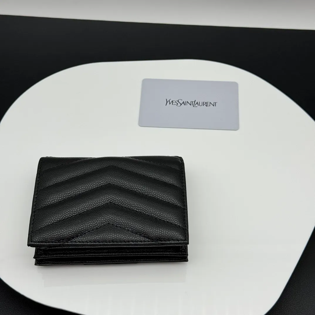 💰150 💎Upgraded original💖 Imported calfskin Caviar silver gold# Matras short grain embossed leather card holder Quilted card holder with iconic metal logo Silver tone metal hardware One central compartment, one banknote compartment, six card slots, one zippered coin pocket, small size, many uses Small and exquisite, super practical🙉🙉 Model: 530841 Size 11*8.5*3cm