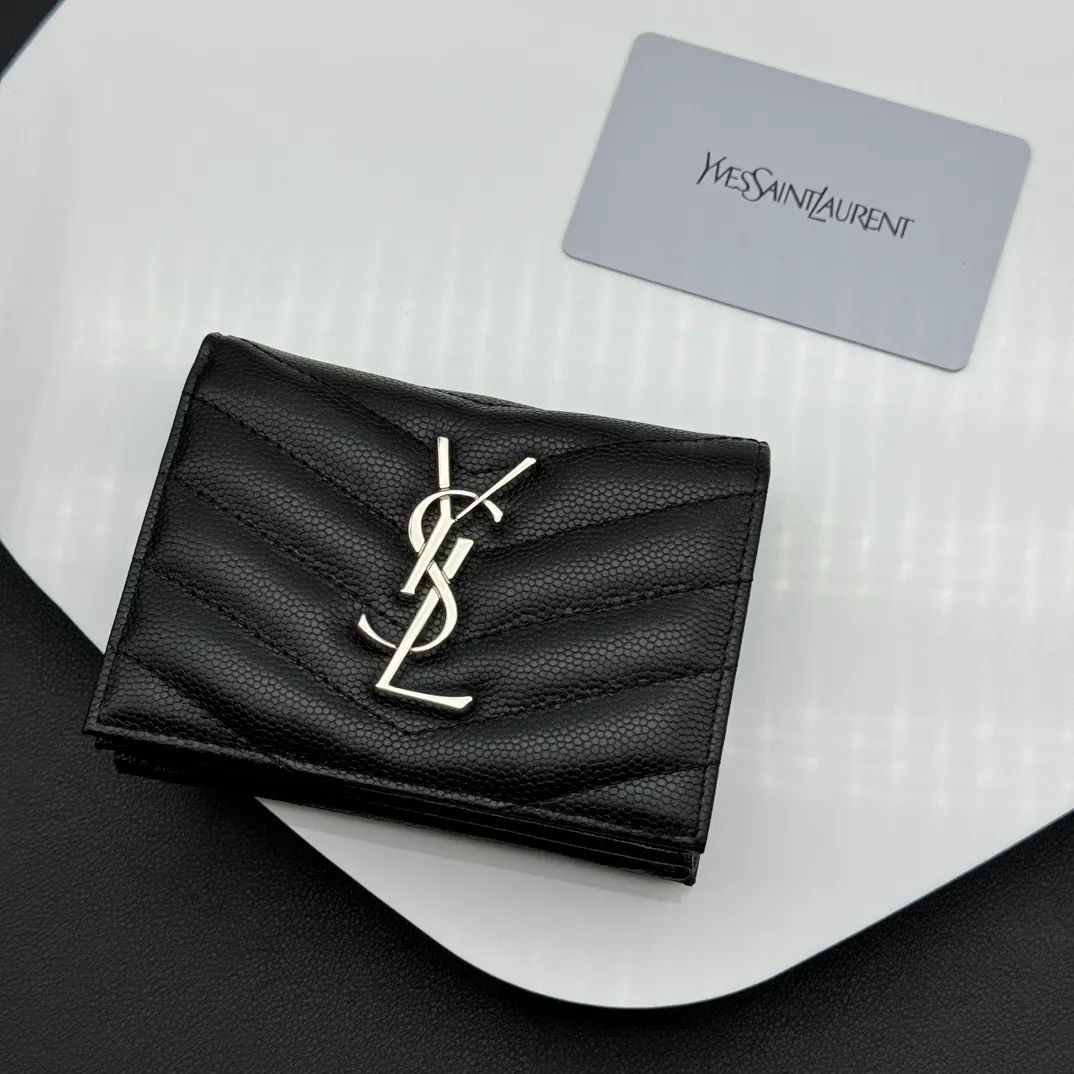 💰150 💎Upgraded original💖 Imported calfskin Caviar silver gold# Matras short grain embossed leather card holder Quilted card holder with iconic metal logo Silver tone metal hardware One central compartment, one banknote compartment, six card slots, one zippered coin pocket, small size, many uses Small and exquisite, super practical🙉🙉 Model: 530841 Size 11*8.5*3cm