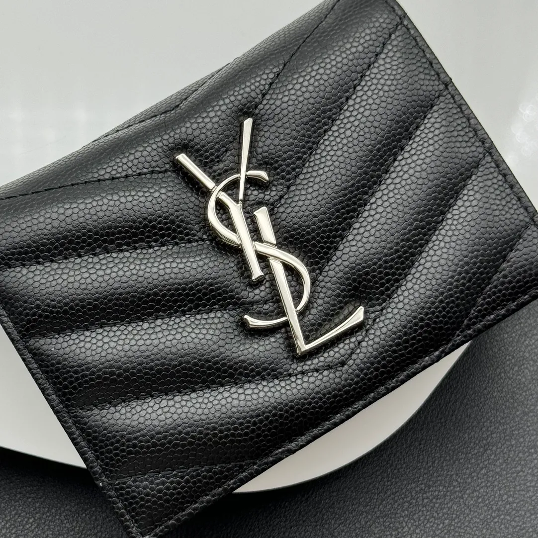 💰150 💎Upgraded original💖 Imported calfskin Caviar silver gold# Matras short grain embossed leather card holder Quilted card holder with iconic metal logo Silver tone metal hardware One central compartment, one banknote compartment, six card slots, one zippered coin pocket, small size, many uses Small and exquisite, super practical🙉🙉 Model: 530841 Size 11*8.5*3cm