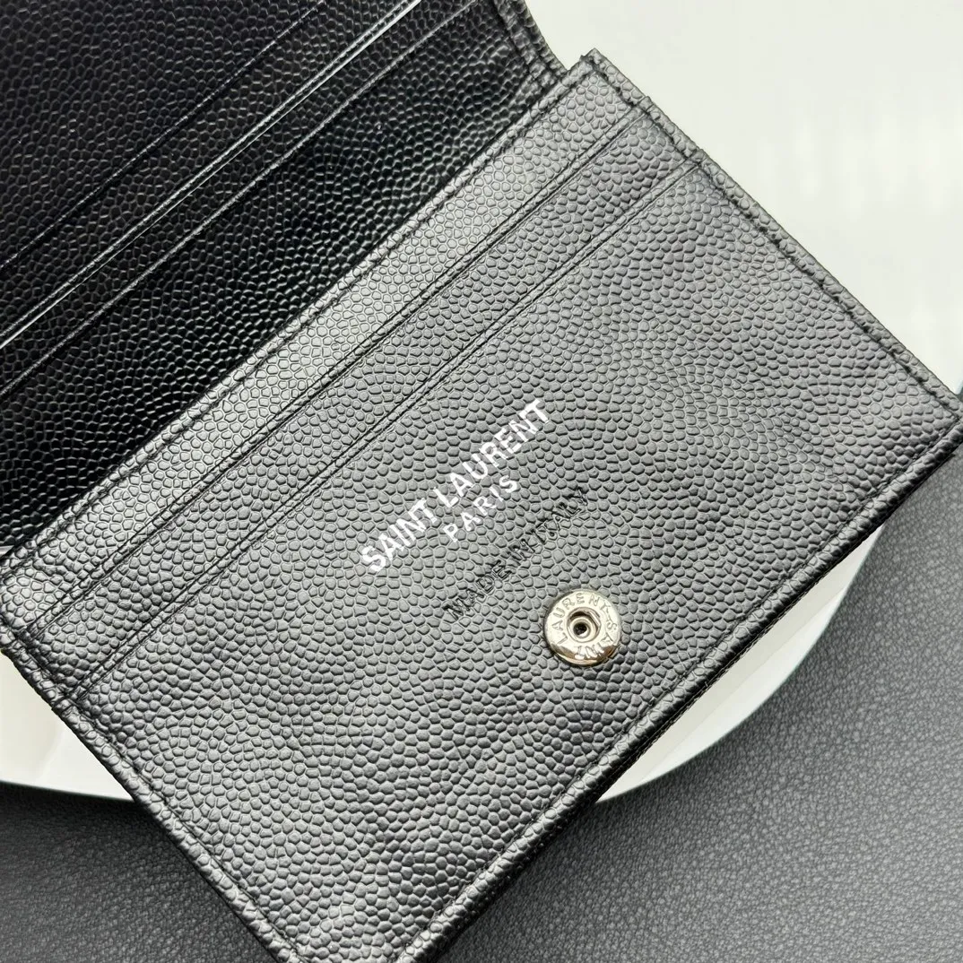 💰150 💎Upgraded original💖 Imported calfskin Caviar silver gold# Matras short grain embossed leather card holder Quilted card holder with iconic metal logo Silver tone metal hardware One central compartment, one banknote compartment, six card slots, one zippered coin pocket, small size, many uses Small and exquisite, super practical🙉🙉 Model: 530841 Size 11*8.5*3cm