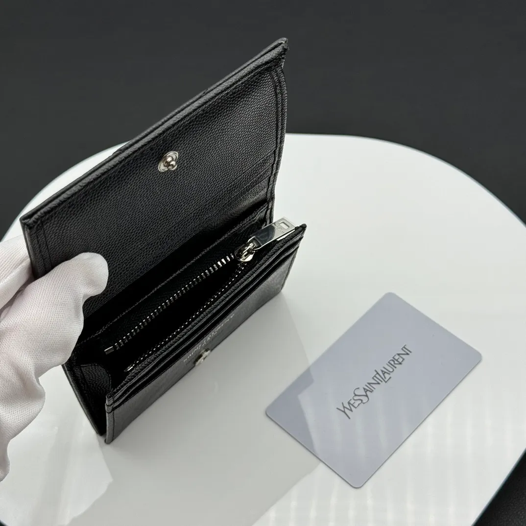 💰150 💎Upgraded original💖 Imported calfskin Caviar silver gold# Matras short grain embossed leather card holder Quilted card holder with iconic metal logo Silver tone metal hardware One central compartment, one banknote compartment, six card slots, one zippered coin pocket, small size, many uses Small and exquisite, super practical🙉🙉 Model: 530841 Size 11*8.5*3cm
