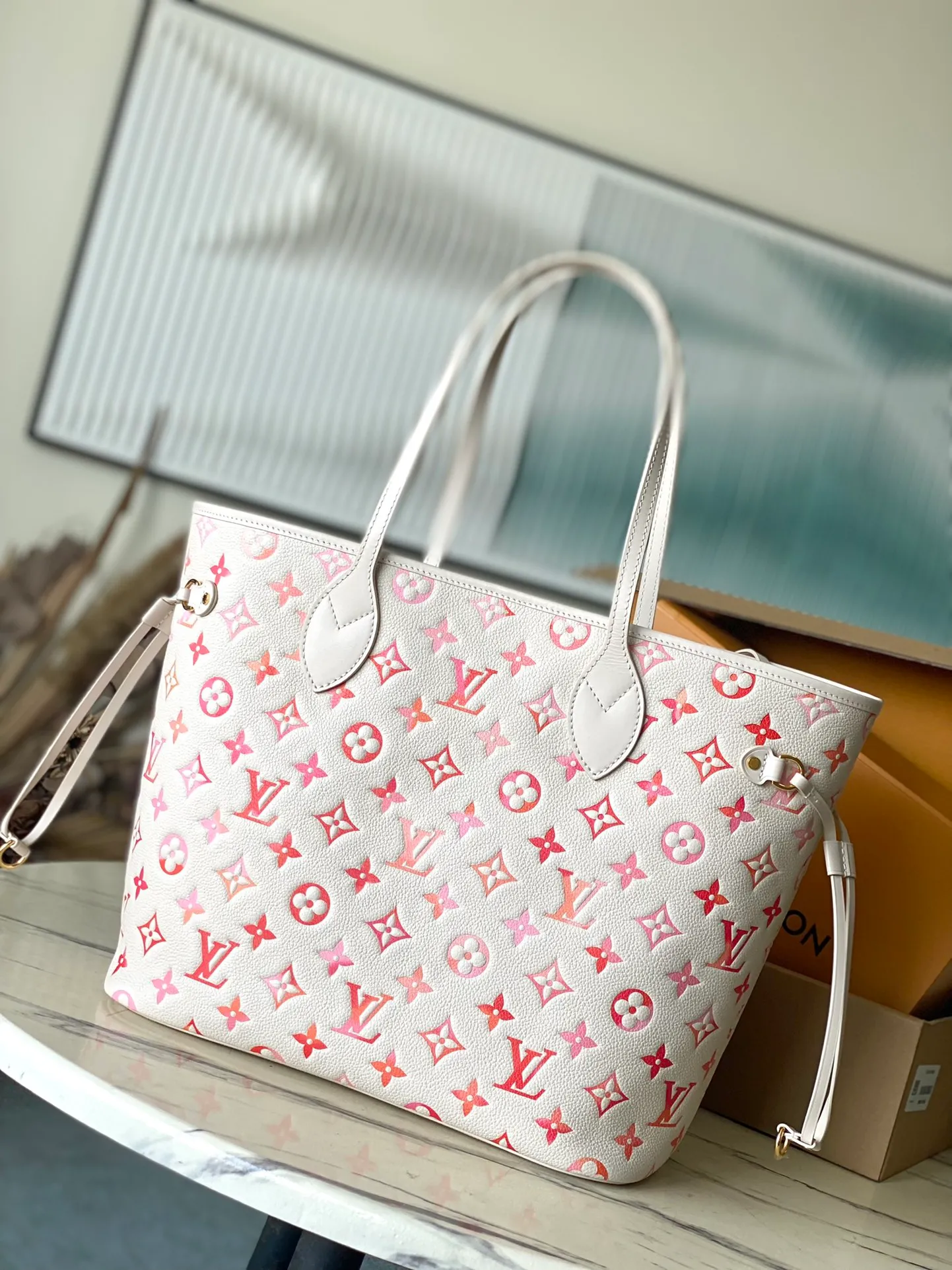 💰1180 (top layer leather) top original order M47080 This Neverfull medium tote bag is made of Monogram Empreinte Sunrise Aquarelle leather. The Monogram embossing is dyed with a happy gradient tone using printing technology, and then silk screen technology is used to incorporate a sophisticated luster like morning dew. Dimensions: 31 × 28 × 14 cm